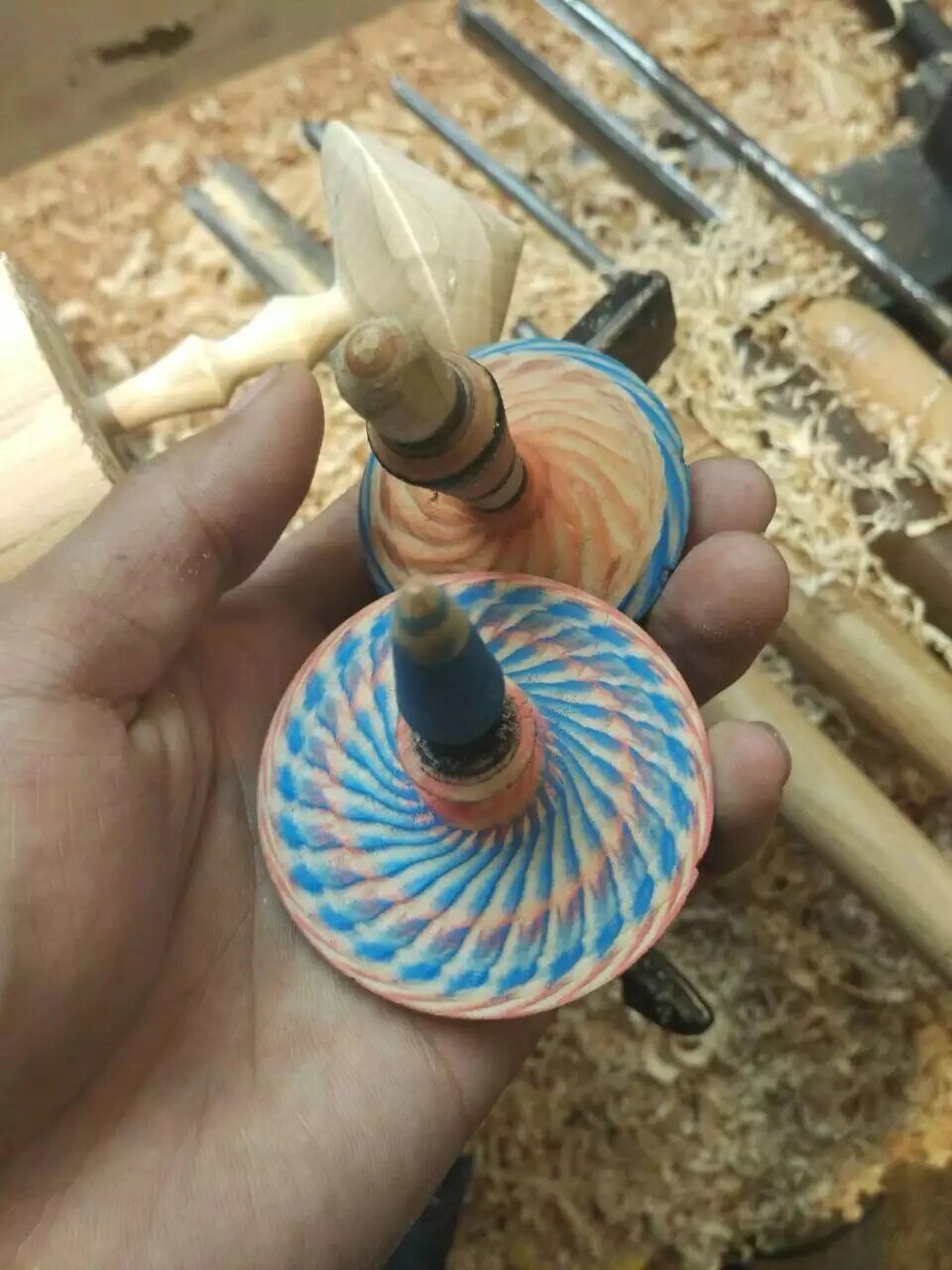 木陀螺制作 柏木车旋而成,再用马克笔上色.都在车床上一次完成.