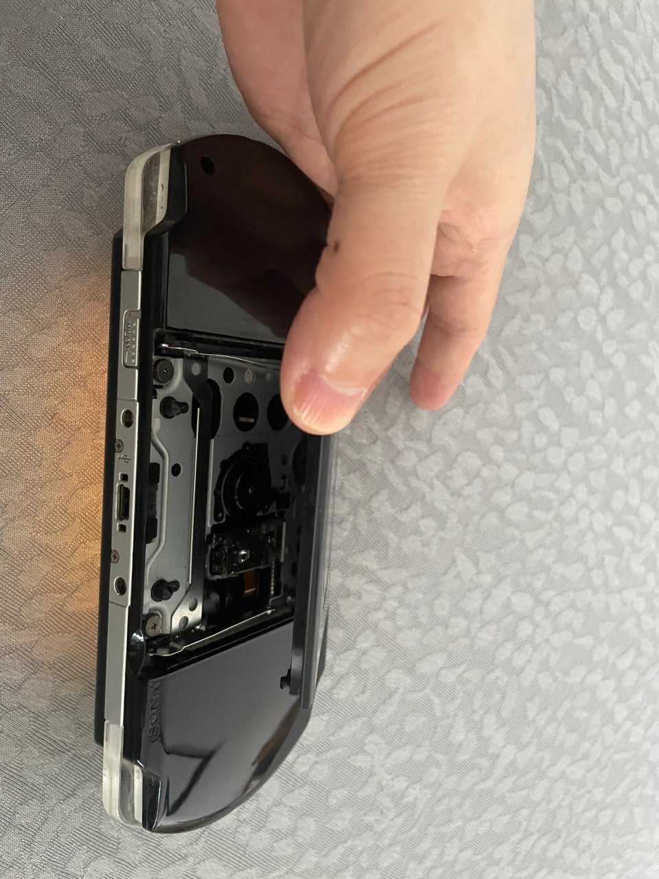 79psp3000 出psp3000,个人自用,翻出来的闲置电池鼓包重新换了一个.