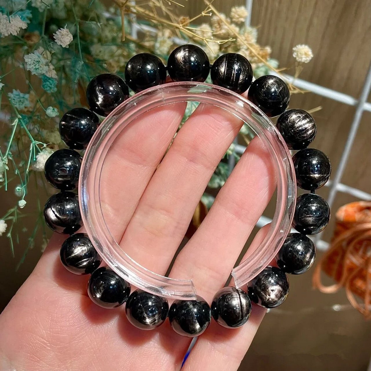 96金运石名紫苏辉石(hvpersthene),也叫黑银线石,是一种常见的成岩