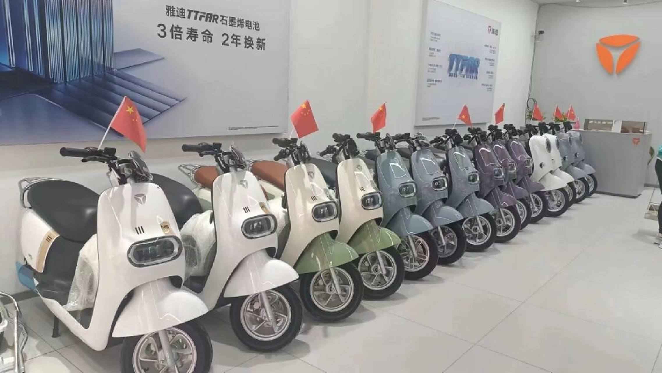 雅迪冠能m5电动车,石墨烯六个大电瓶72Ⅴ23ah保质二年,续航一百多公里