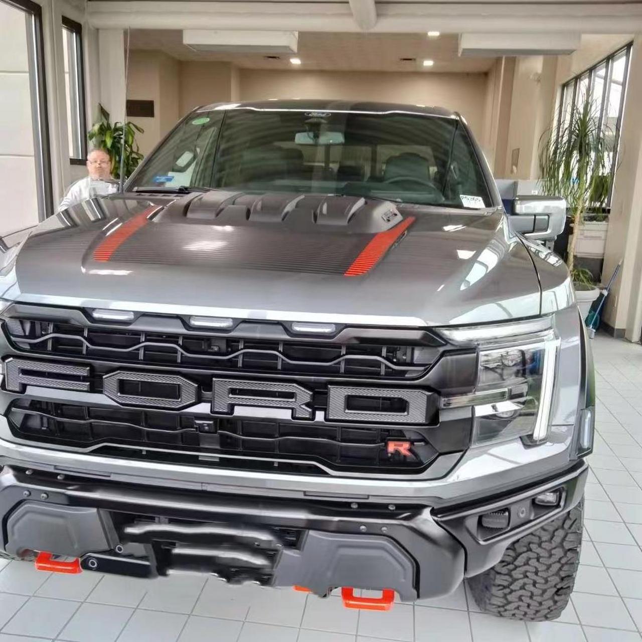 2024款福特猛禽r 5.2 排量 720匹马力