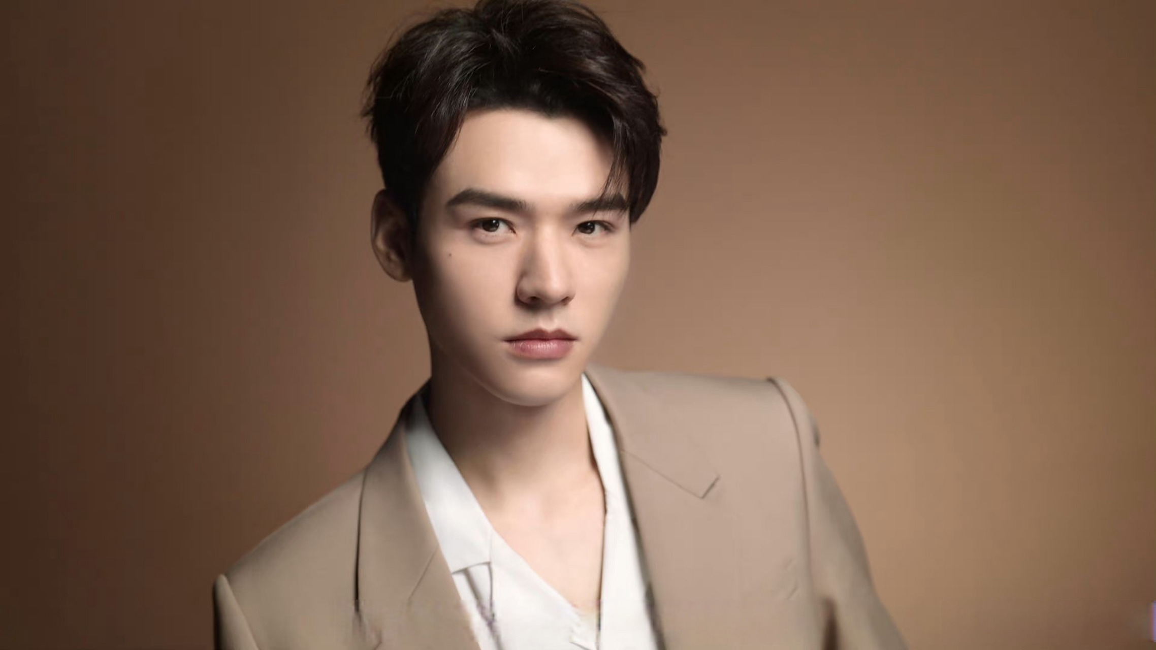 来看龚俊最新的商务大片,利落简洁,你觉得状态如何?