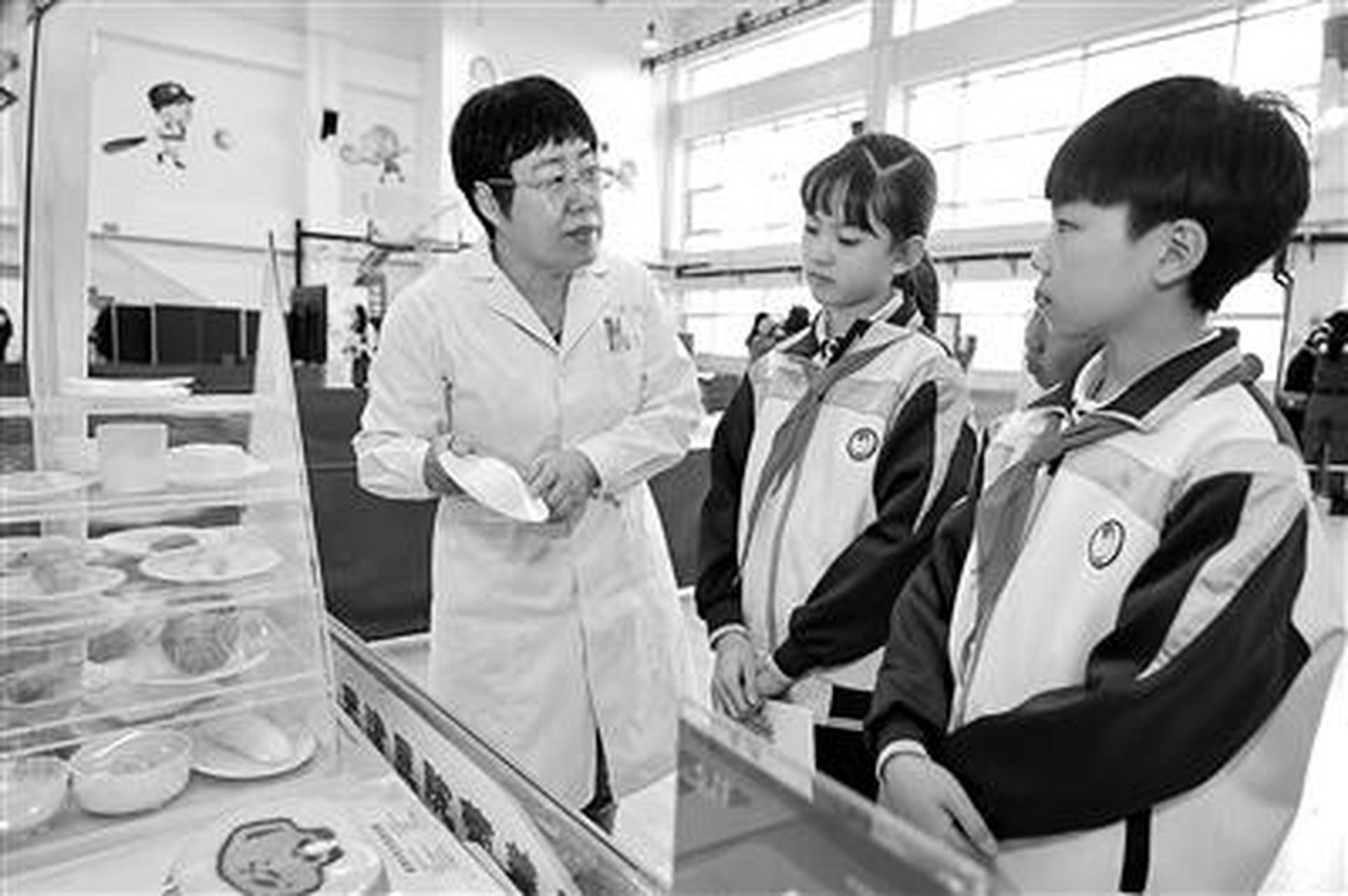 3月27日,天津市和平区万全小学"安全知识自选超市"教育活动现场.