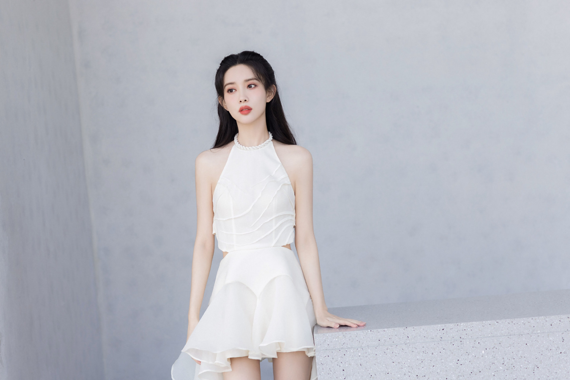 孟子义白色挂脖裙写真图集:清新甜美,满满的秋日清爽气息.