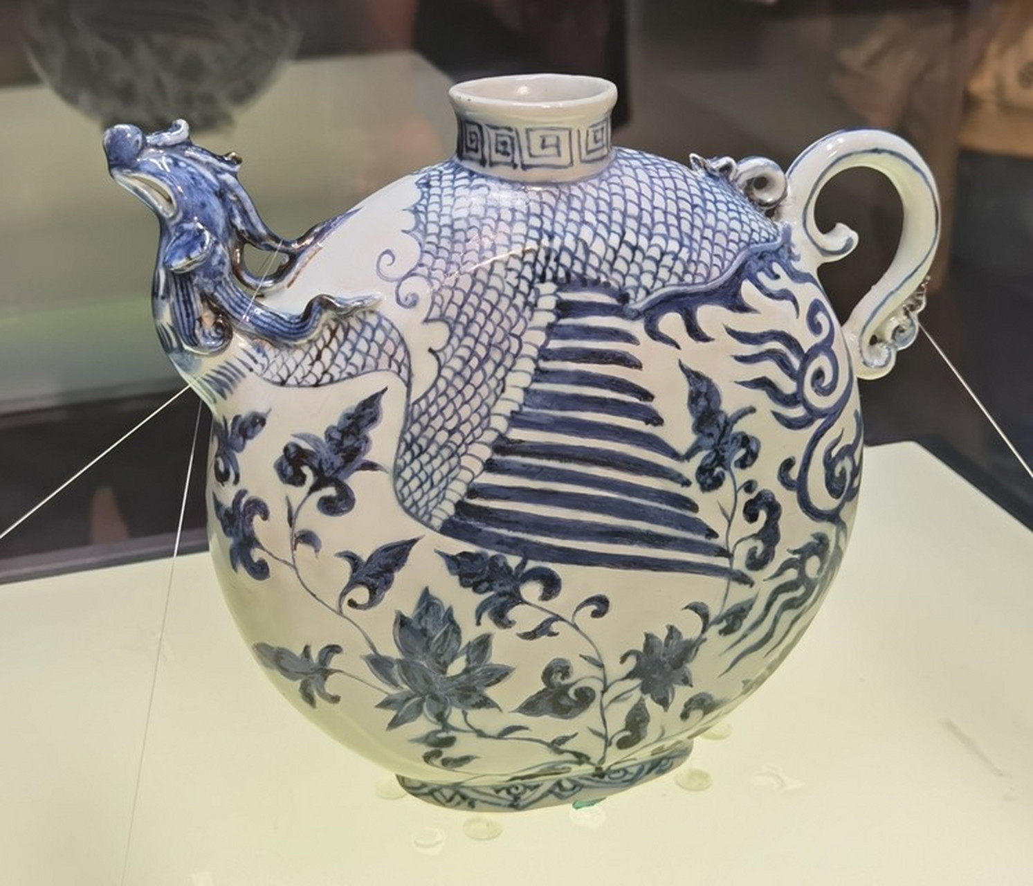 首博镇馆之宝"元青花凤首扁壶" 陈列在方厅4层2号"古代瓷器艺术精品展