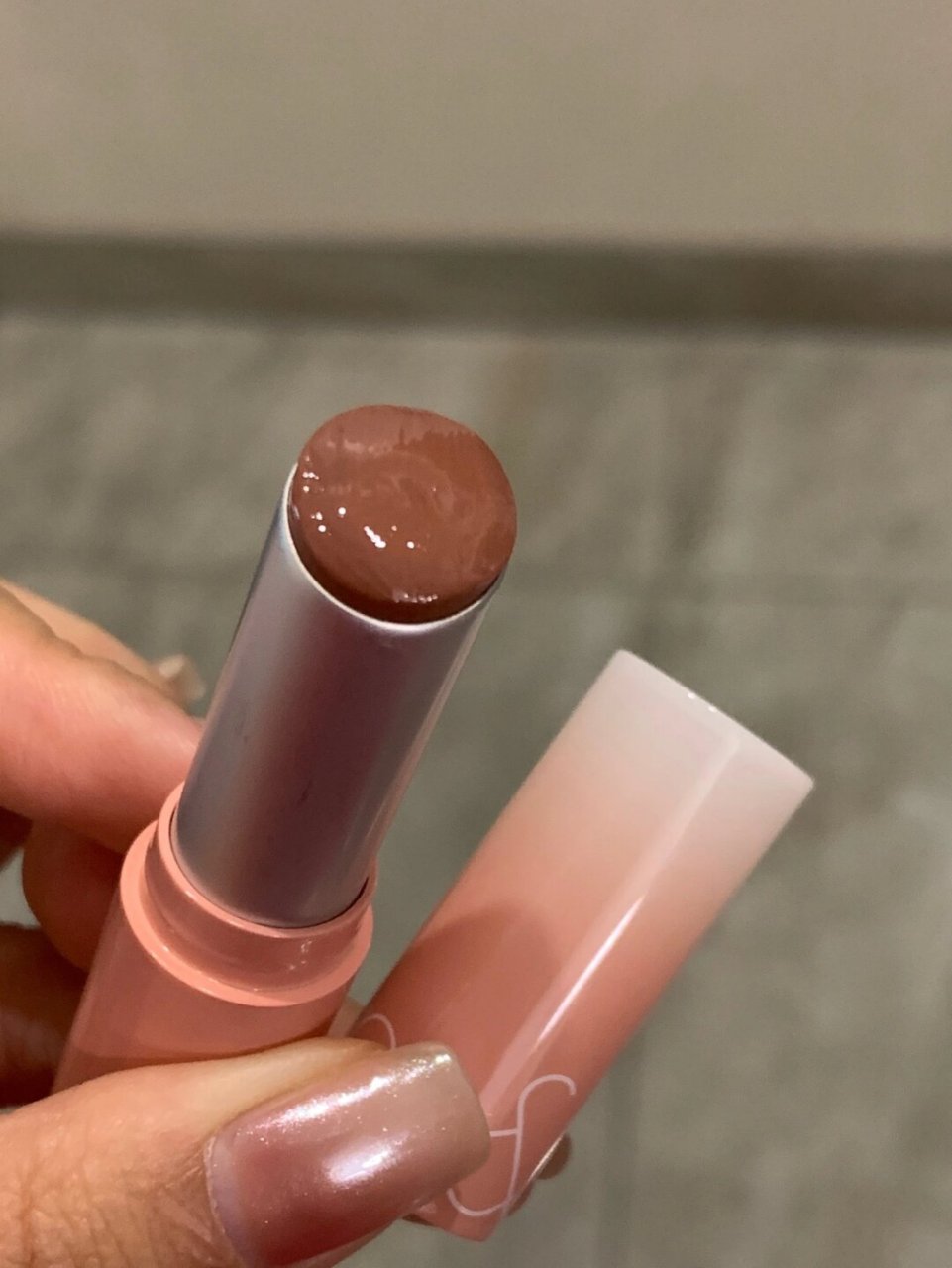 romand 11好一个奶拽奶拽的颜色 亮晶晶的固体唇蜜!