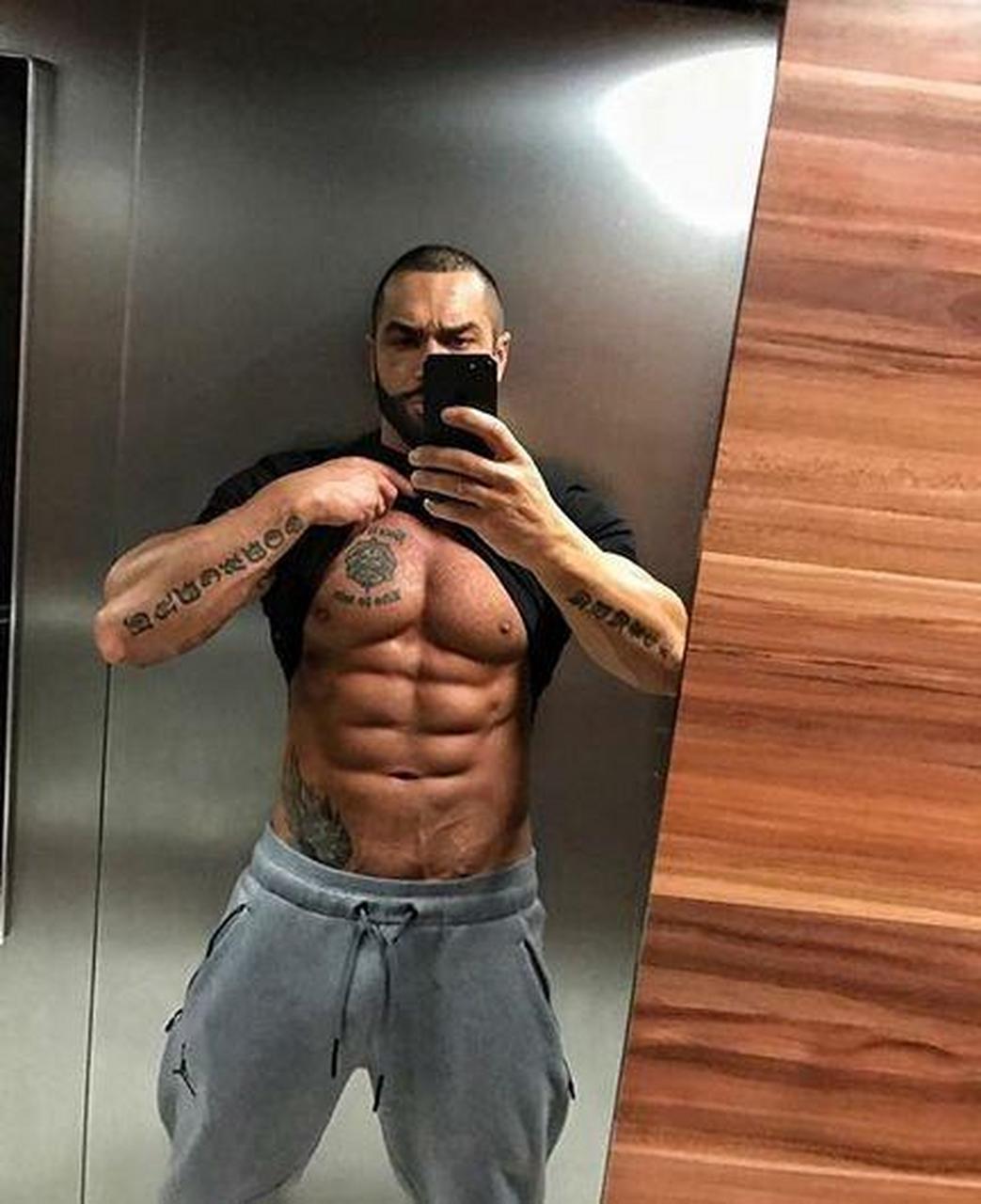 被誉为拥有完美腹肌的男人 lazar angelov