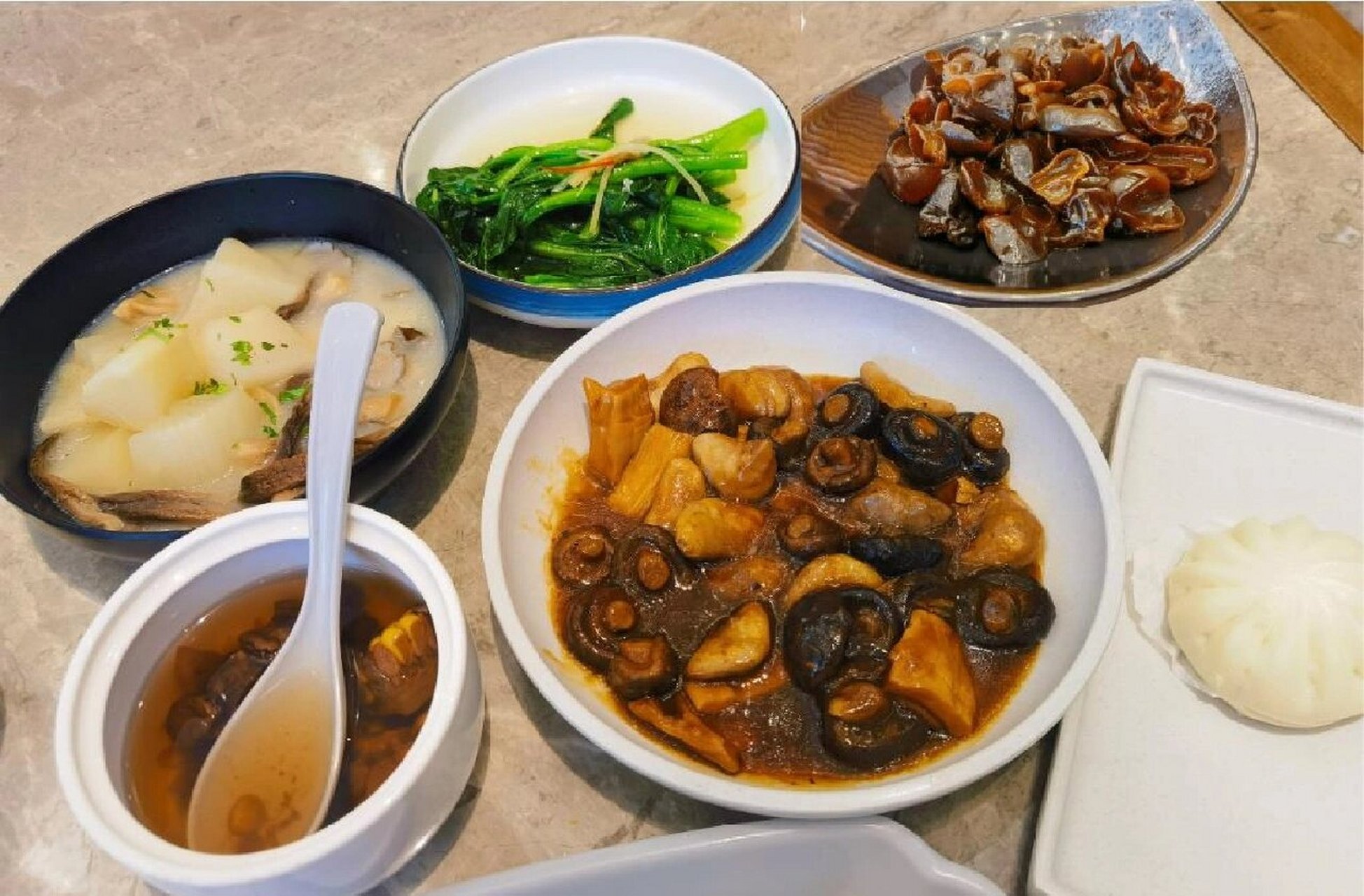 十五在弘法寺礼佛后,去了园内唯一一家素食餐厅吃斋 96 餐厅装修得