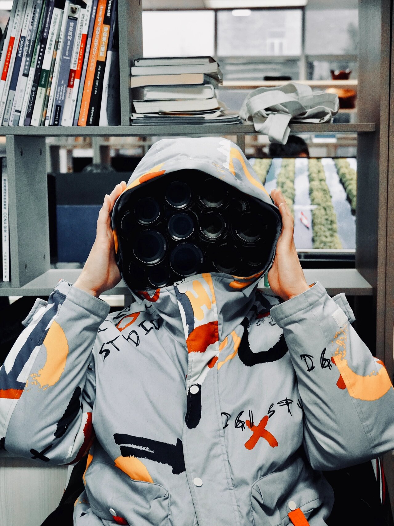 头上长摄像头的男人