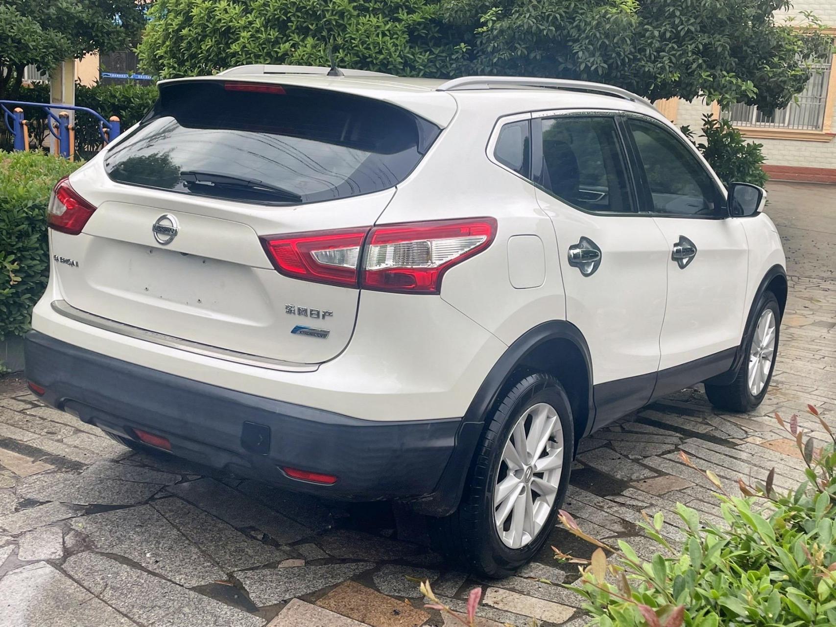 日产逍客:珠光白颜色精英版;搭载2.