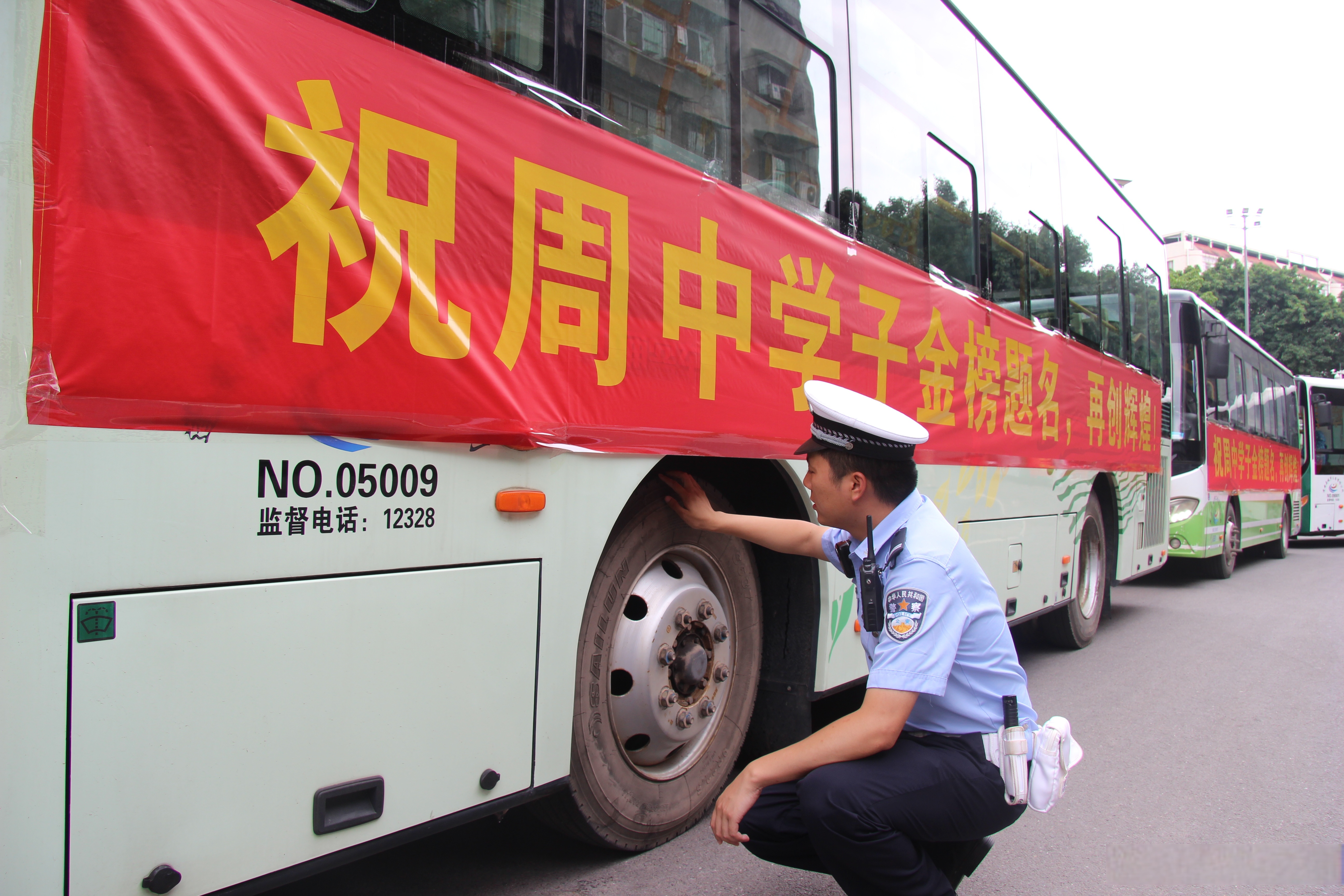 又是一年高考季,蓬安辖区各中学考生须前往蓬安中学,蓬安二中高考考点