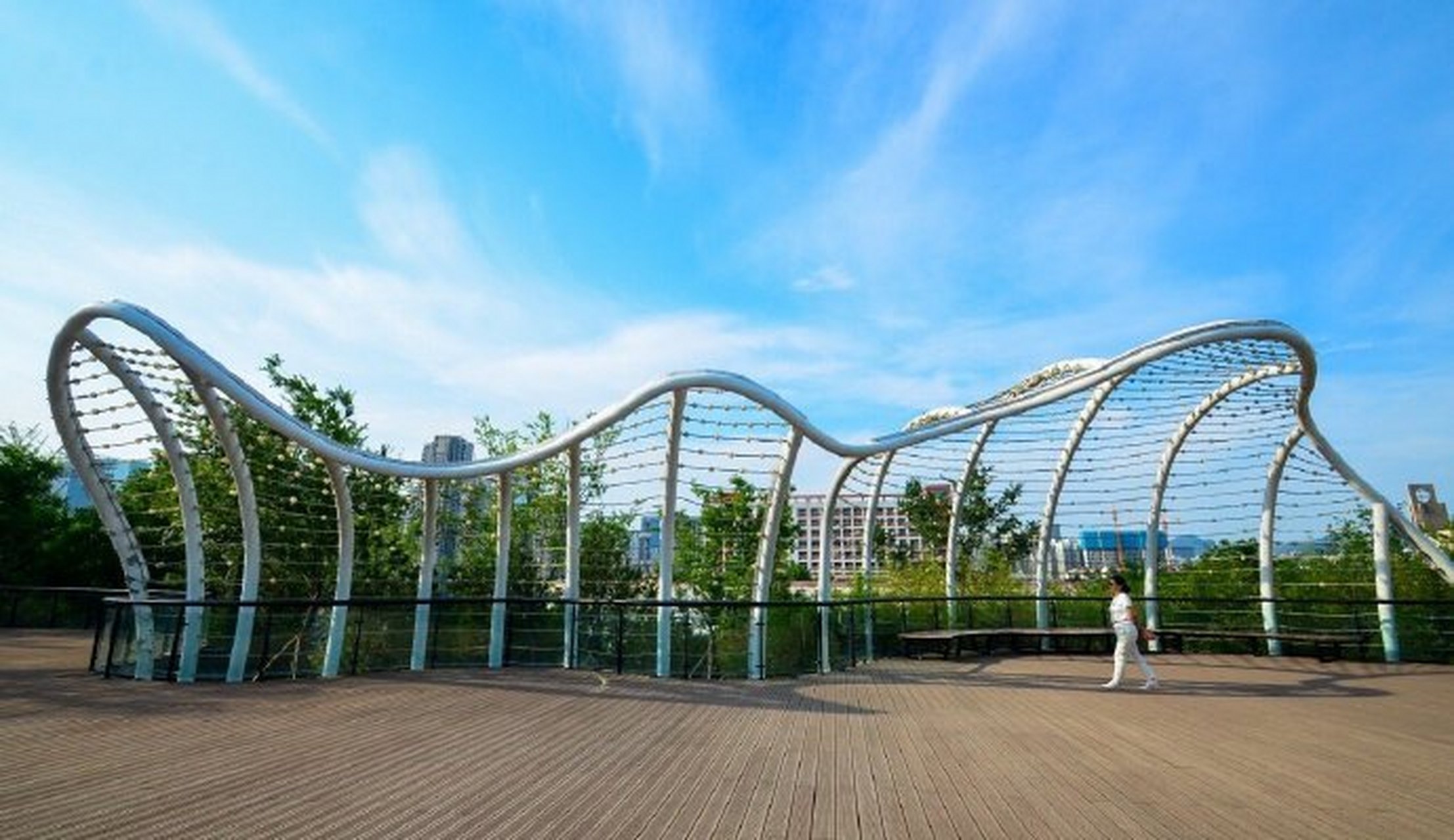 最in山东打卡地# 夏日的茂岭山公园葱葱郁郁,一眼望去,皆是绿意,令人