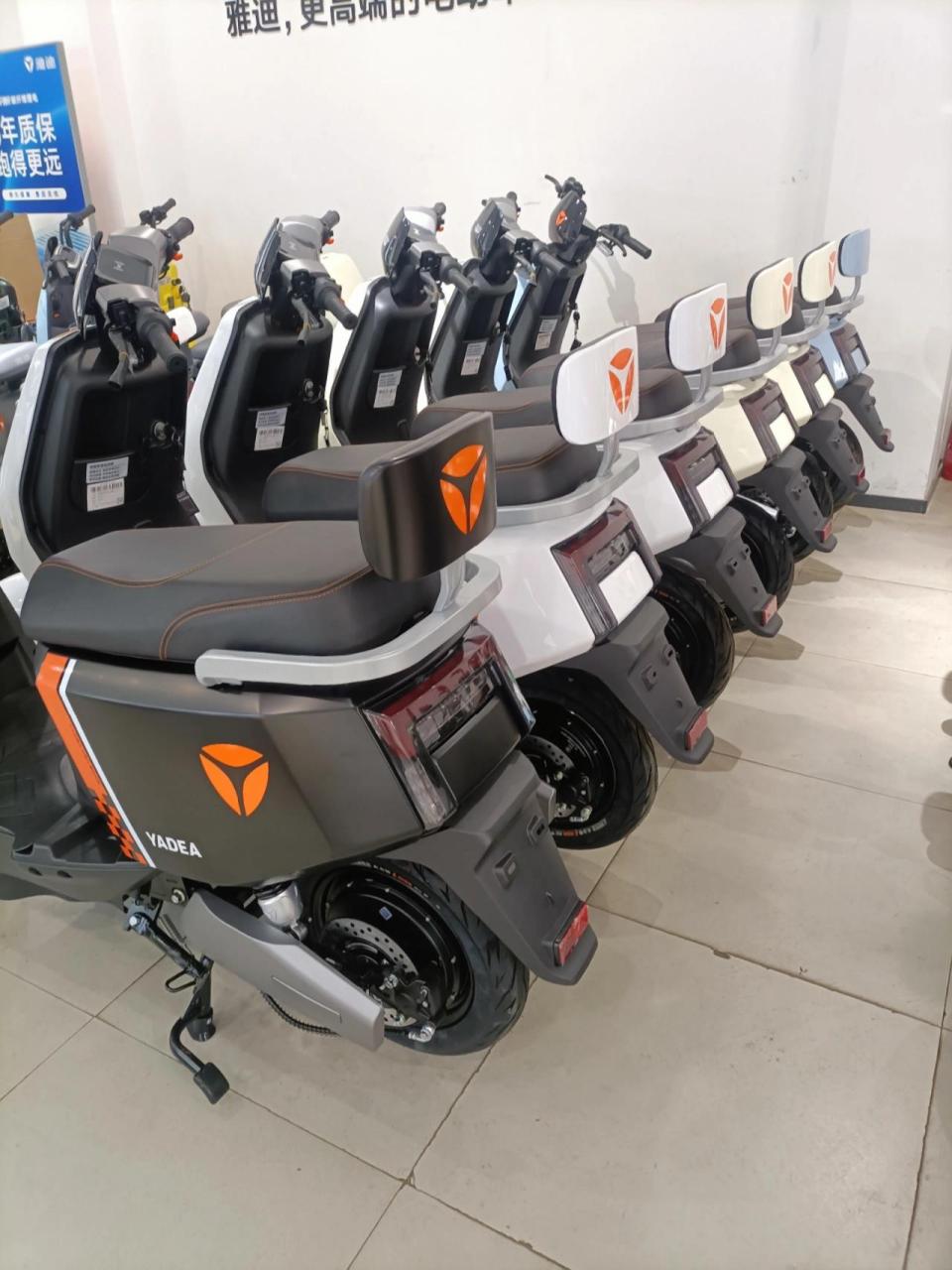 雅迪冠能 欧雷运动版他 欧雷前后双碟  72v23a石墨烯电池