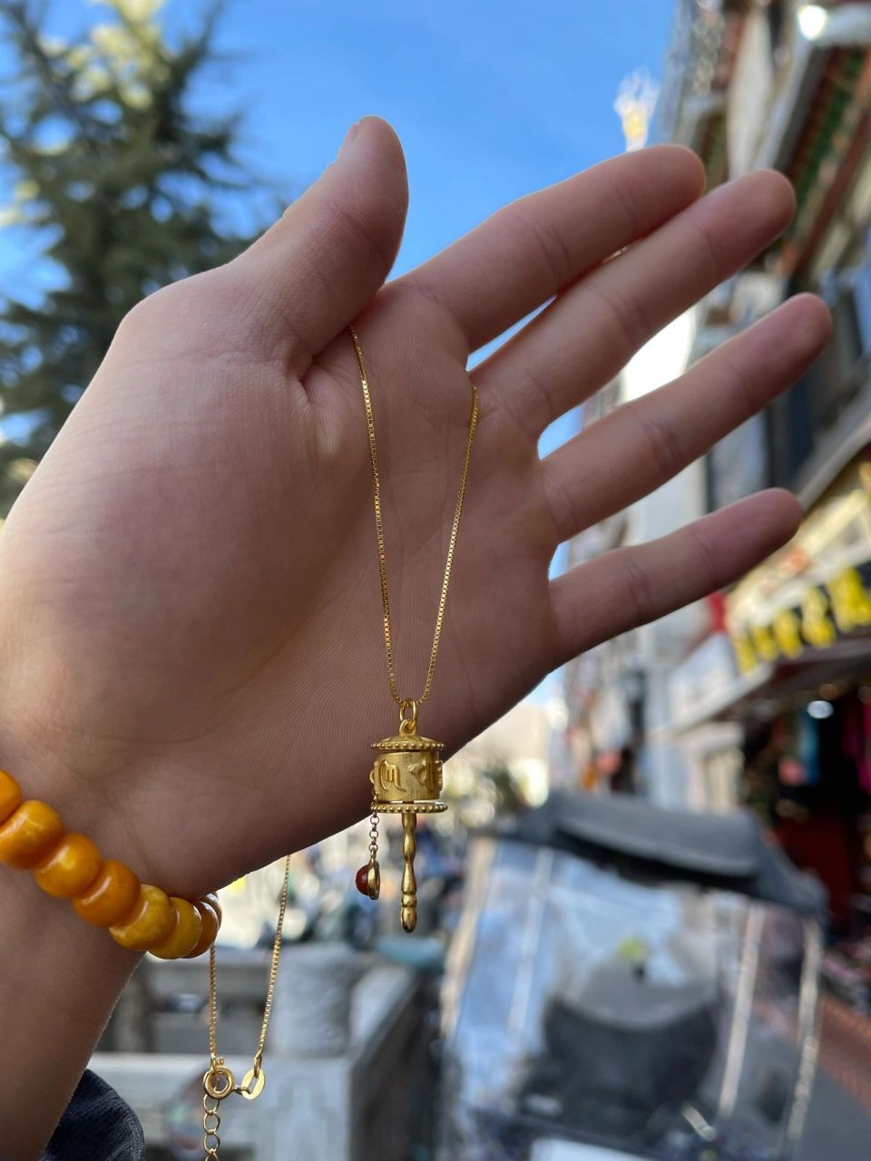 走在八廓街常常会看到藏族信徒手持转经筒,转动一次有一次,它代表