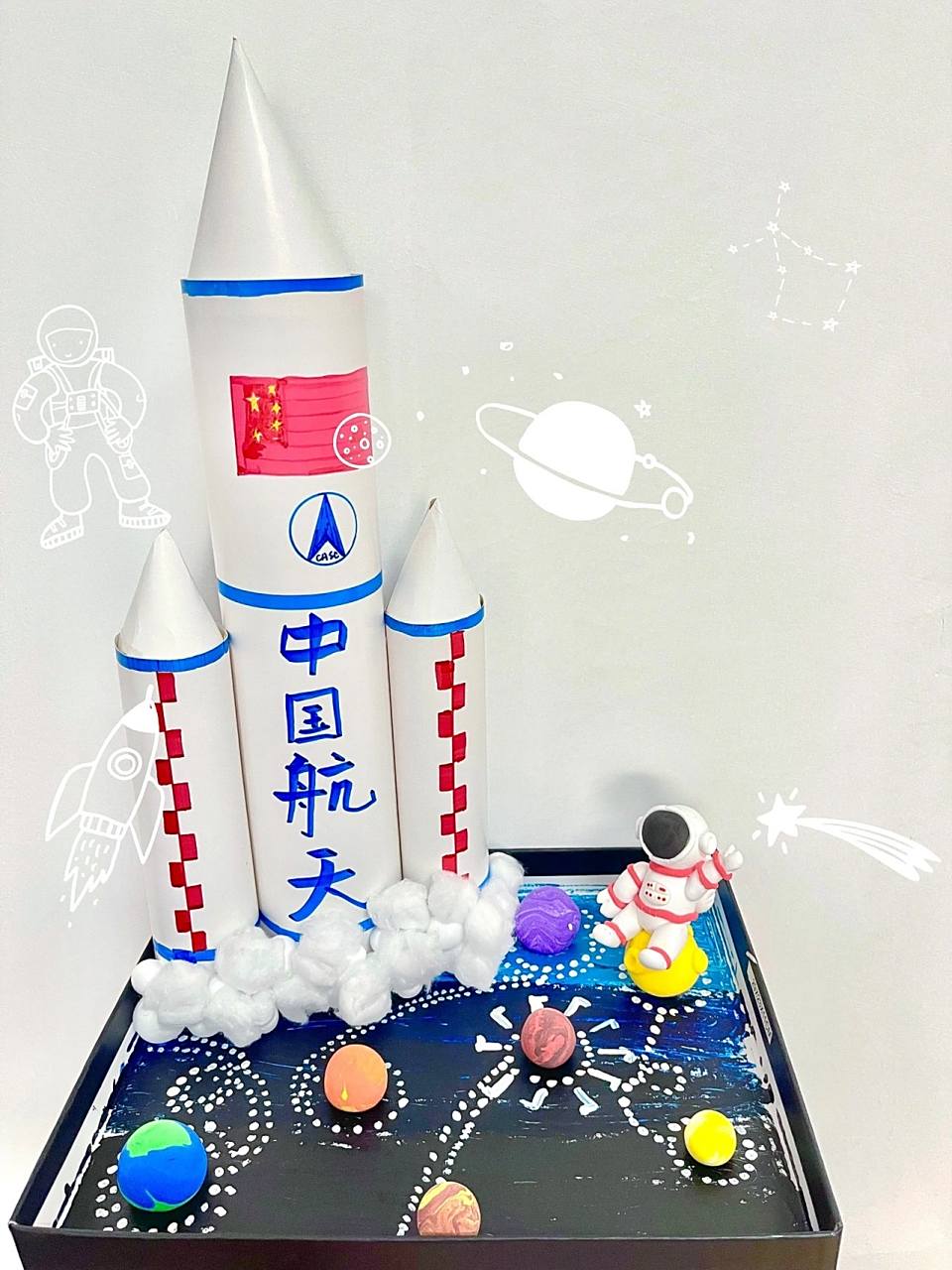 探索太空 儿子幼儿园手工作品 1.底部用废旧鞋盒盖 2.