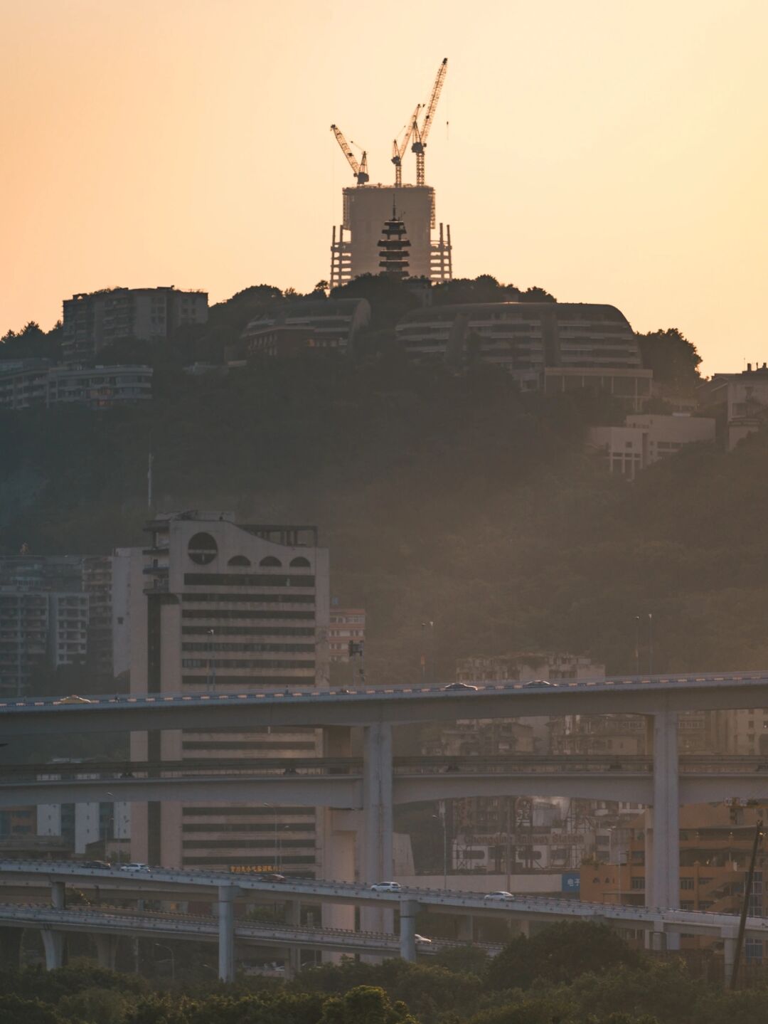 依山而建的城市图片