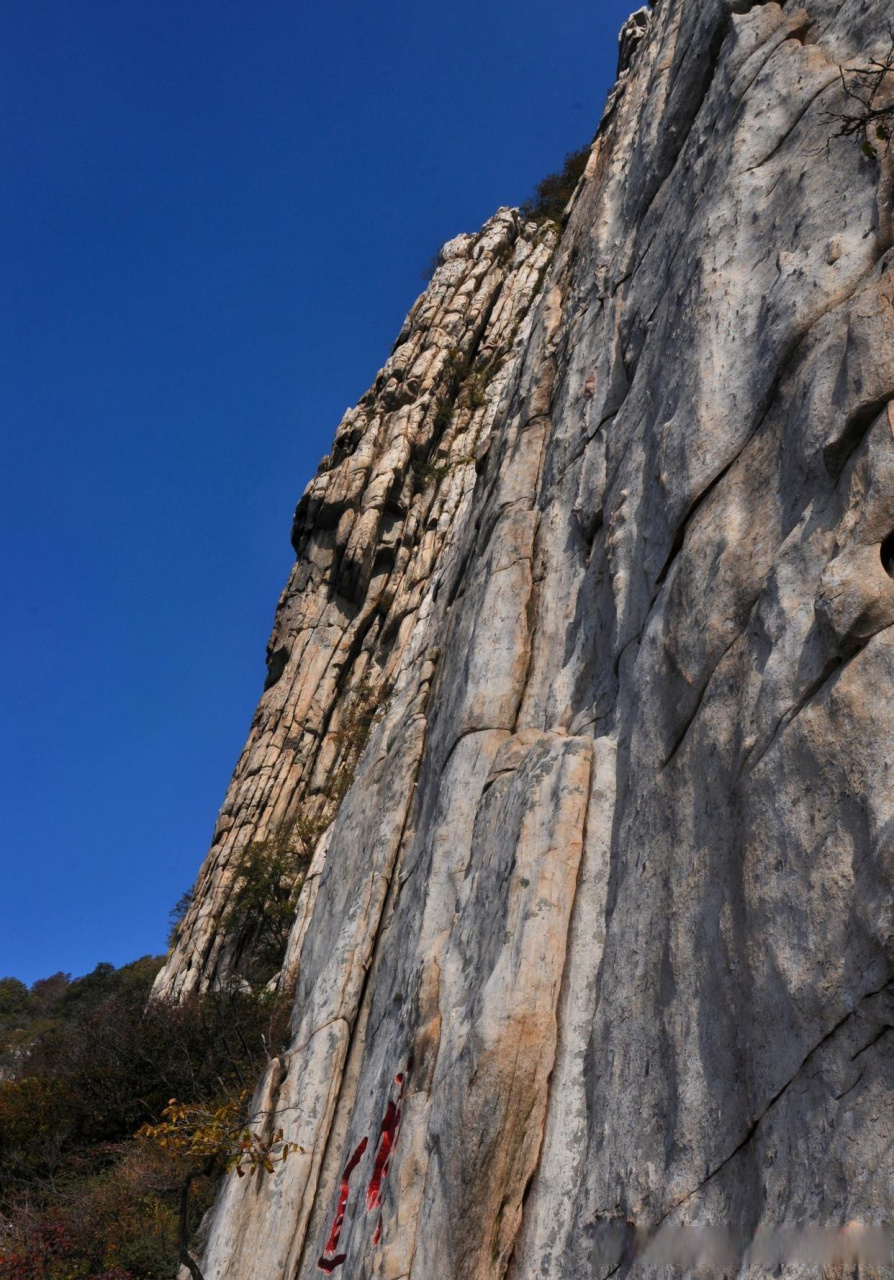 云游风物之旅18亿年前地壳运动搬动了一座巨大的山脉,嵩山,同时也孕育
