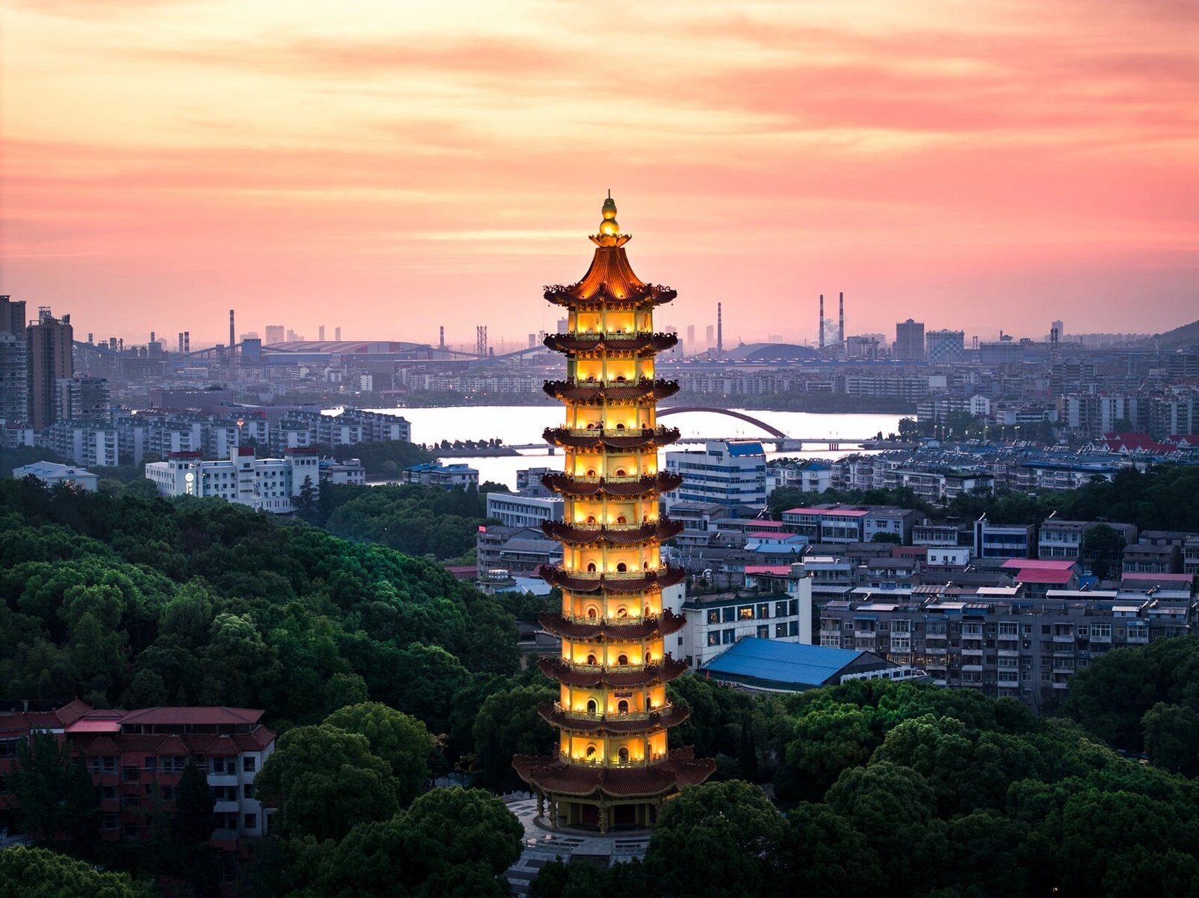 鄂州/通体琉璃金宝塔-元明塔 鄂州莲花山公园元明塔虽说是现代建筑?