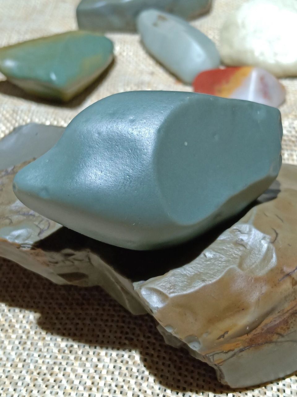 这就是新疆的熟泥石,就说它润不润 如果真心喜欢玩石头,就不要刻意的