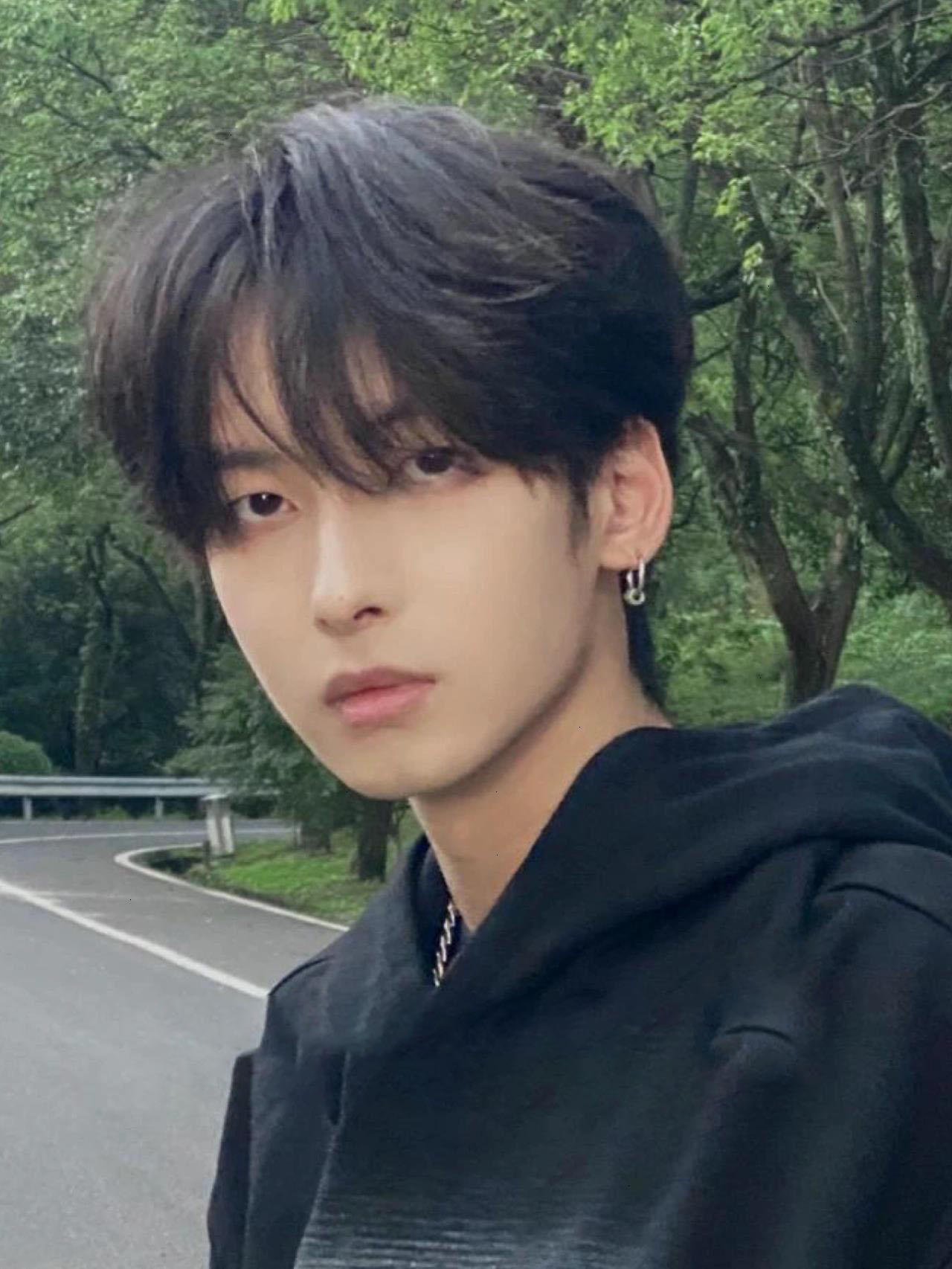 男生帅到掉渣的发型!狼尾三七分 帅到没朋友