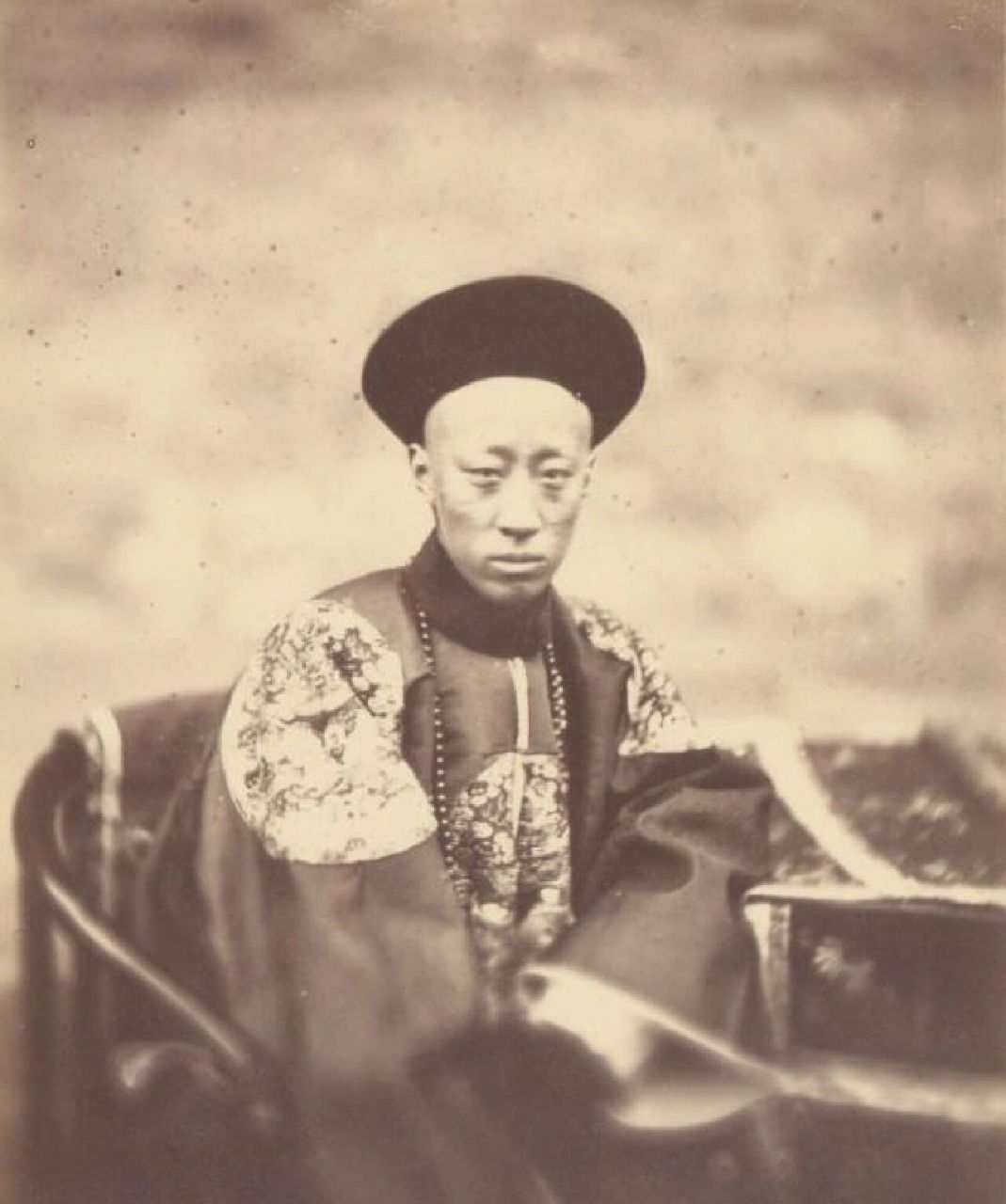 恭亲王一生算是大起大落了 奕䜣是道光皇帝的第六个儿子,也是才能最为