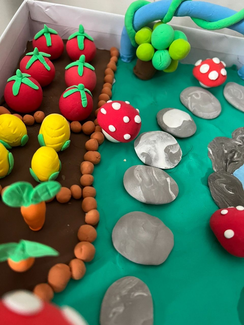 小学生彩泥粘土手工制作作品 彩泥作品分享—自家小院,孩子参与的少