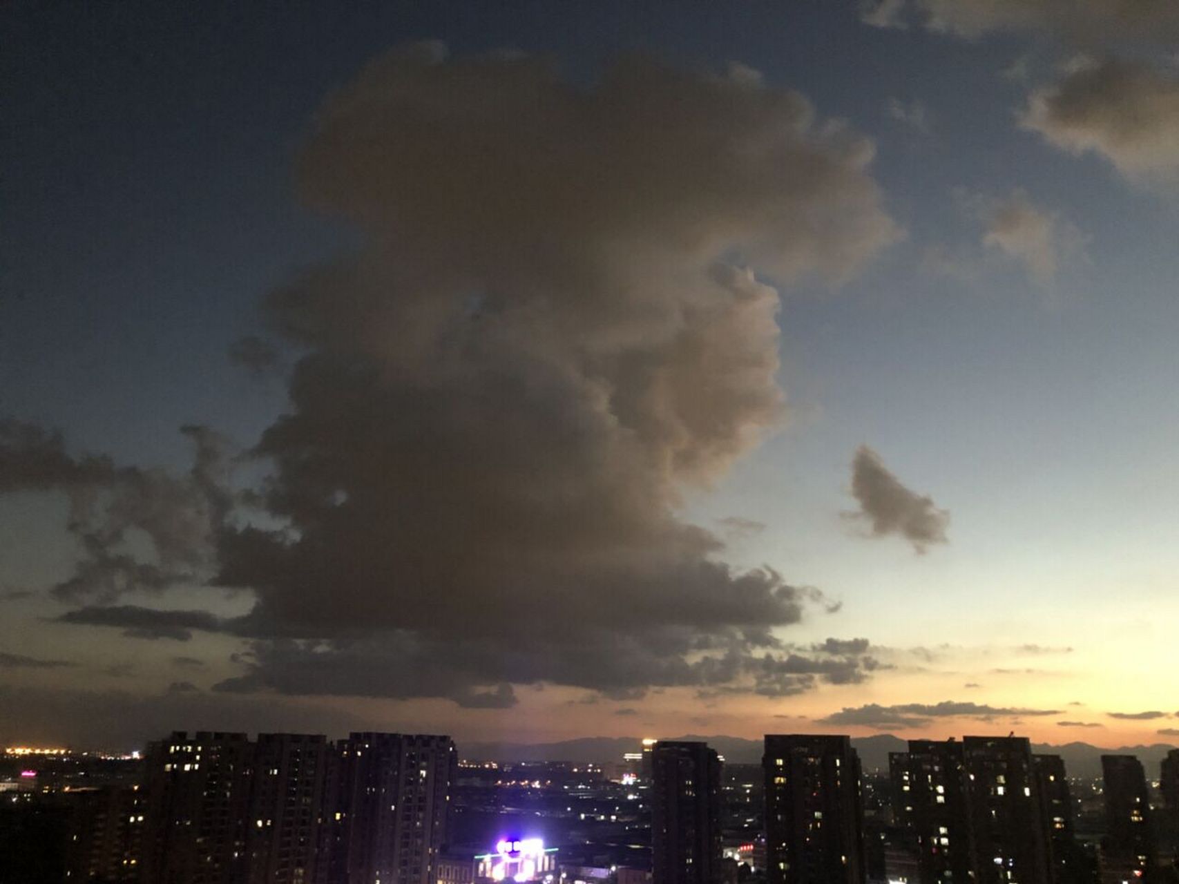 傍晚18楼的天空真的美炸了 #无滤镜实拍# #原相机妆容挑战