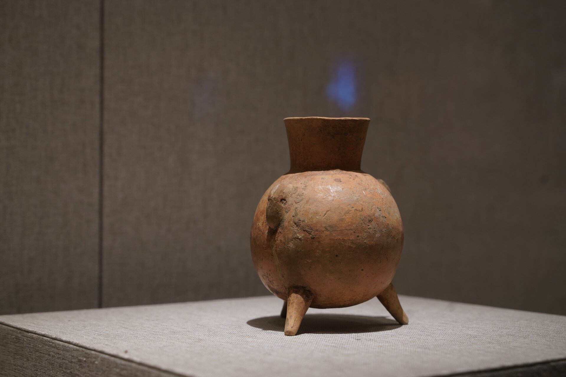 红陶双耳三足壶·裴李岗文化|摄于河南博物院 有些文物还是要去"原