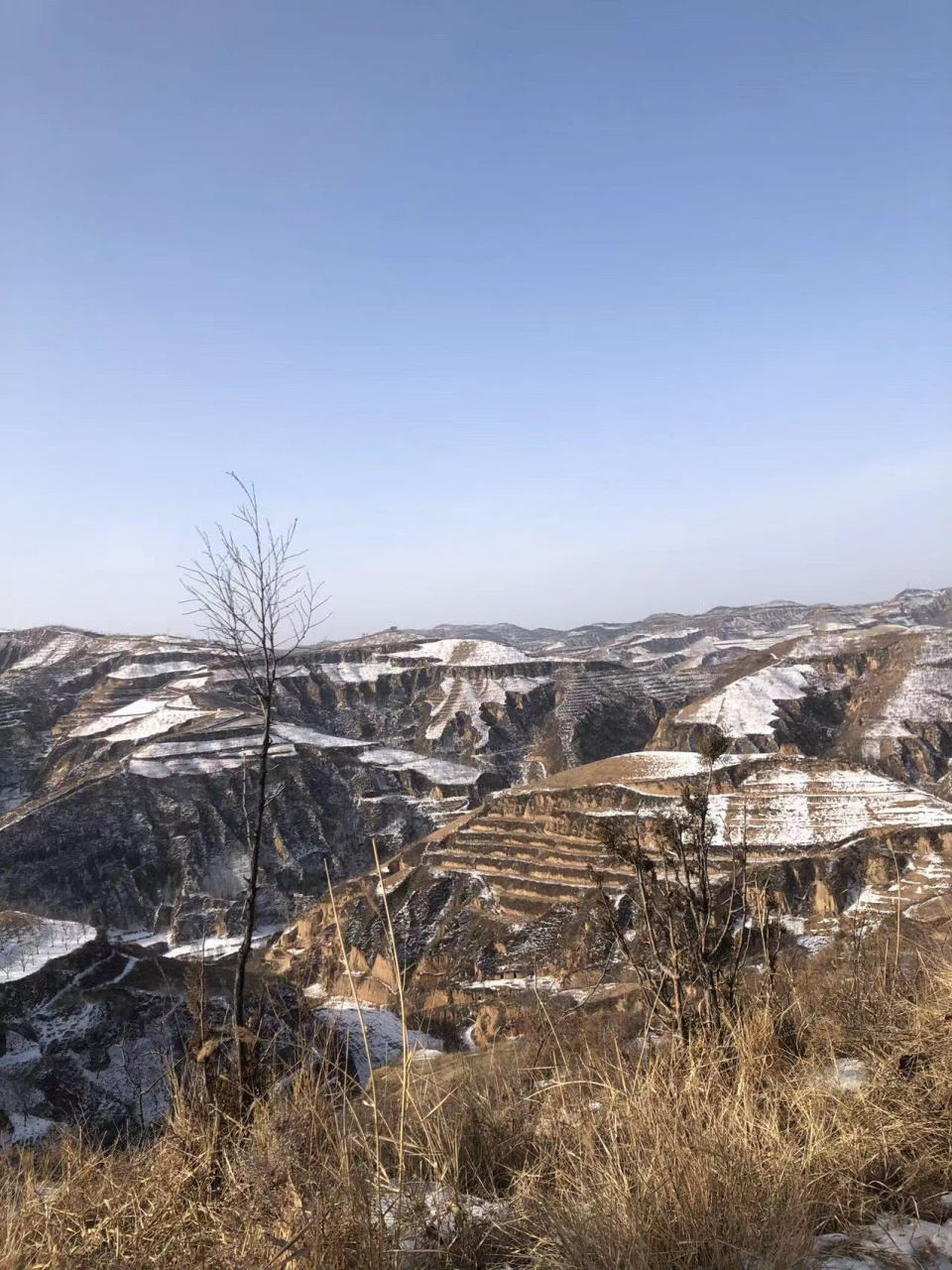 这是小时候想要逃离的大山 长大后却沉醉于这一场荒凉 厚重 破败 悠久