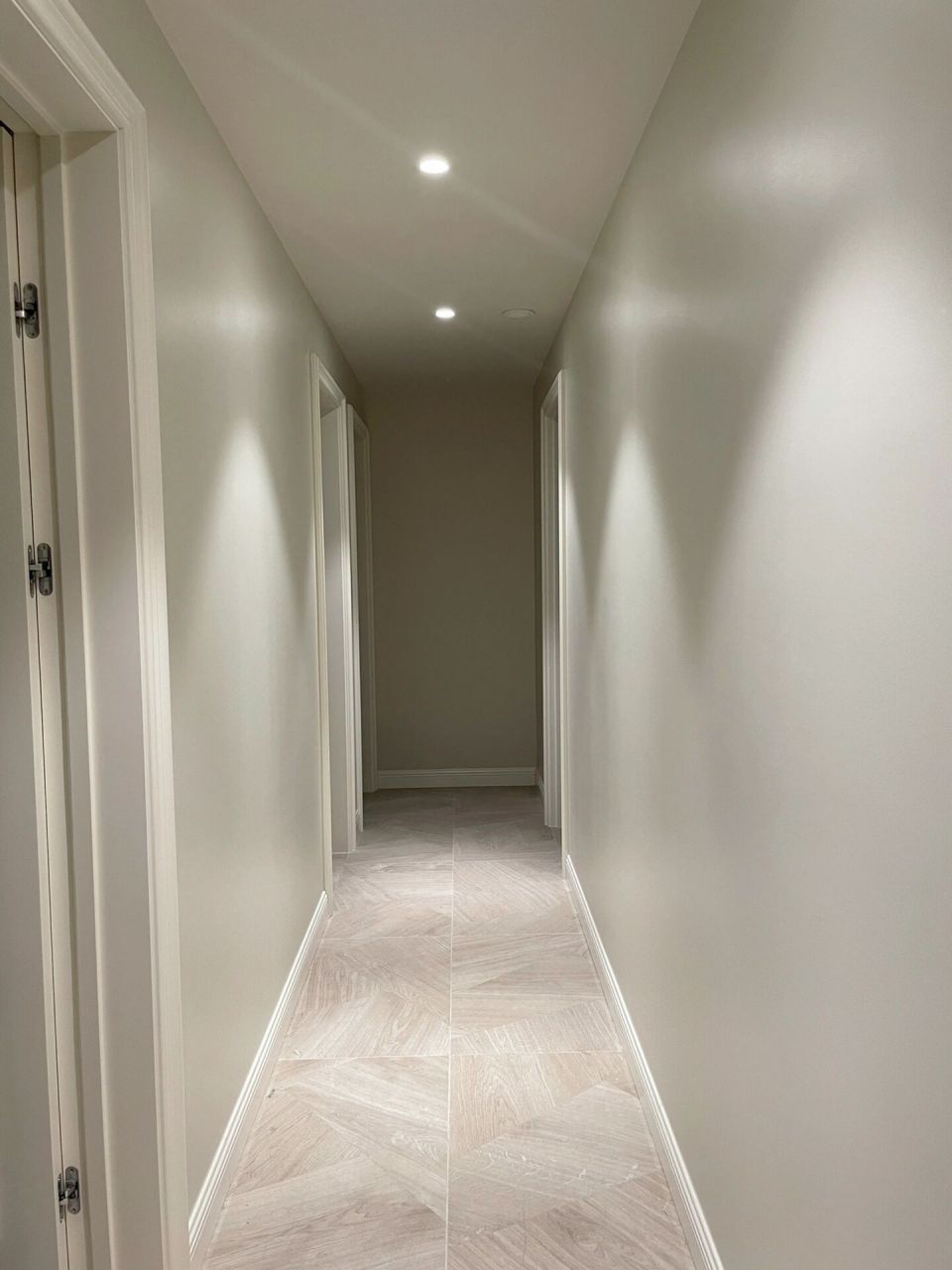 图面就是墙面是全屋原浆乳胶漆再刷一遍罩面漆的效果