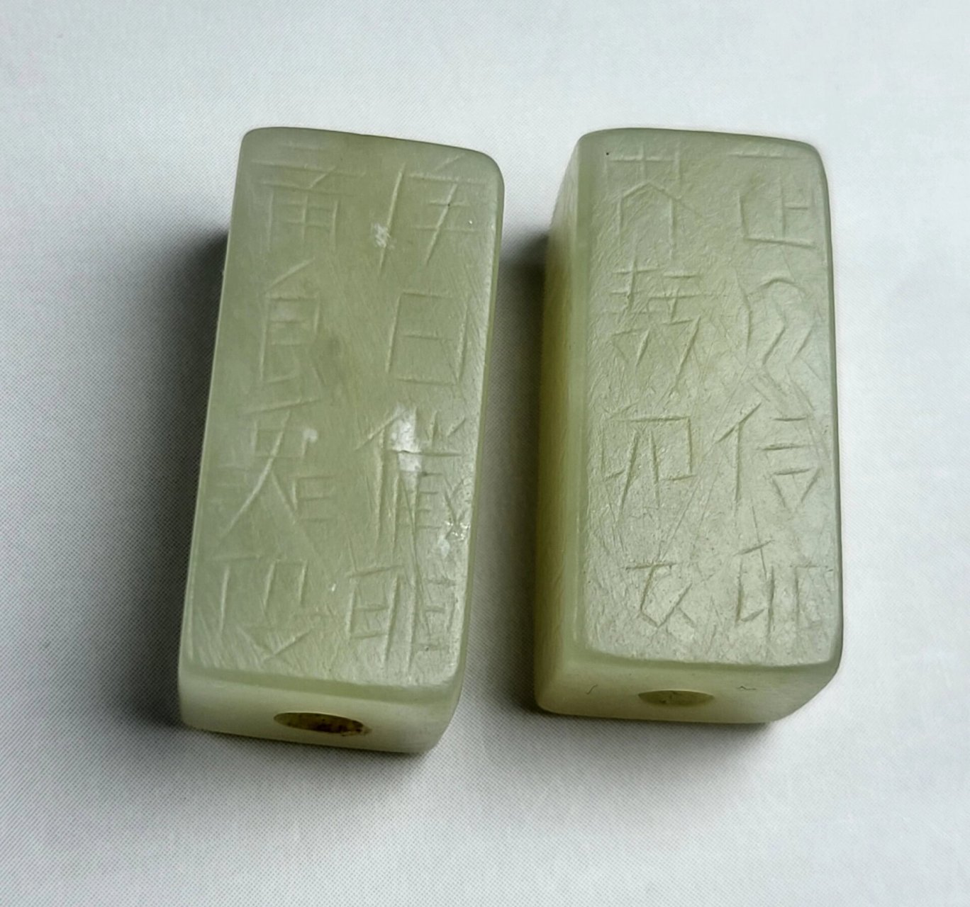 宋代制式玉刚卯严卯 宋代制式玉刚卯严卯,一般为一对,形制相同,玉质长