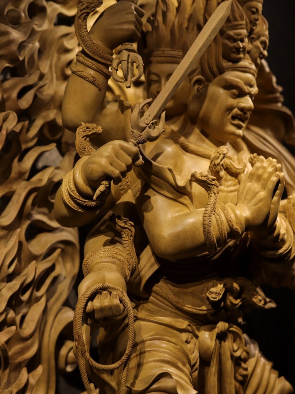 背光火焰若烈烈迎风,衬托八臂金刚灵动非凡;手持法器宝物,足下妖魔