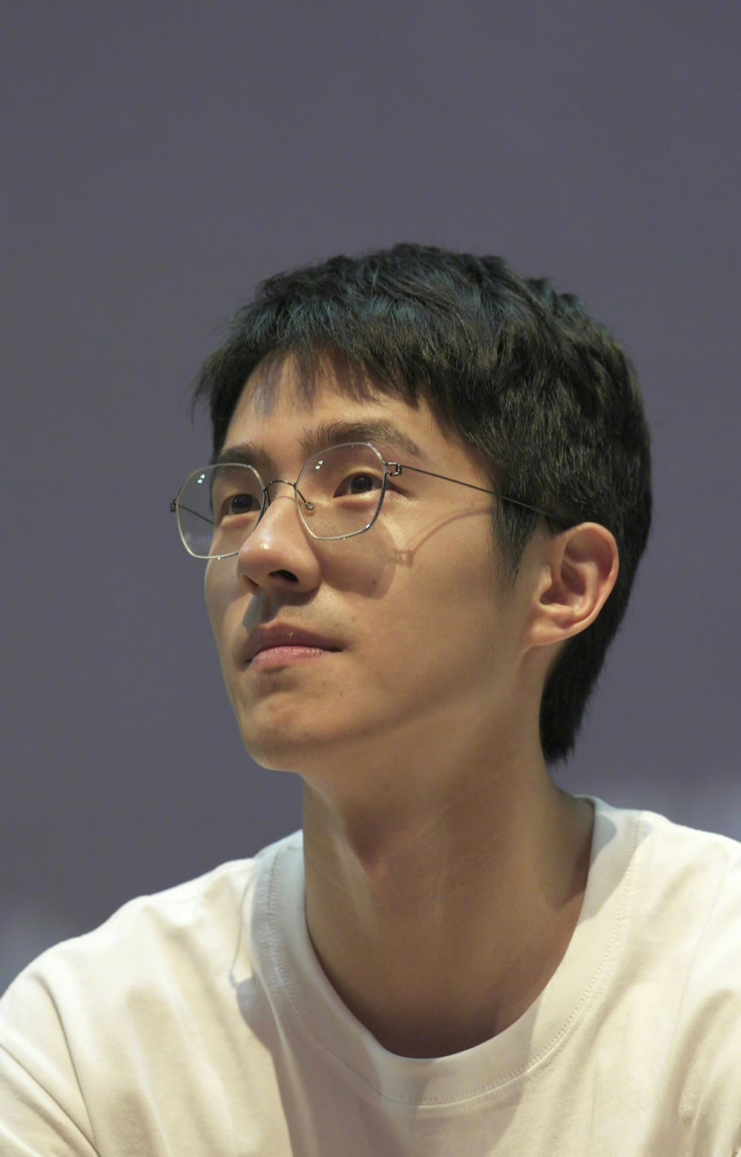 刘昊然近期怼脸生图 ,他的五官是不是有点普?