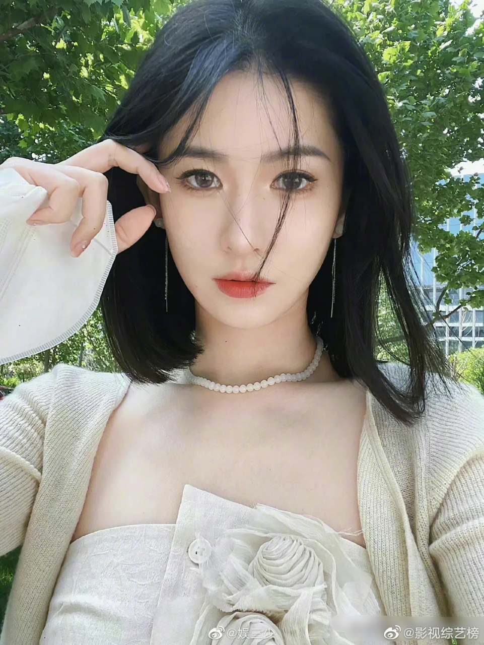 最近很火的网红胡湾,素颜照爆出,感觉脸型和五官与妆后精准照不太一样