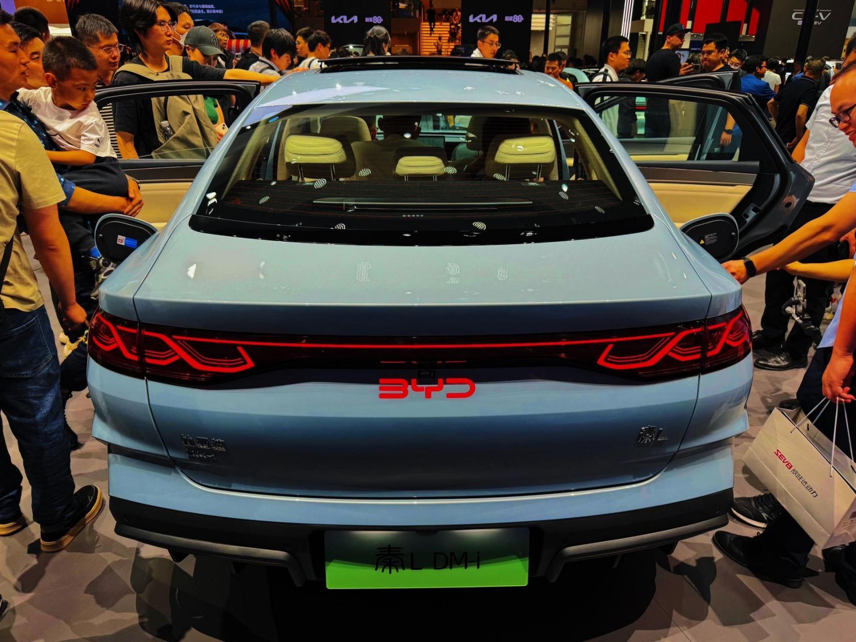 比亚迪秦l北京车展现场实拍 这个尾灯真的太帅了吧!