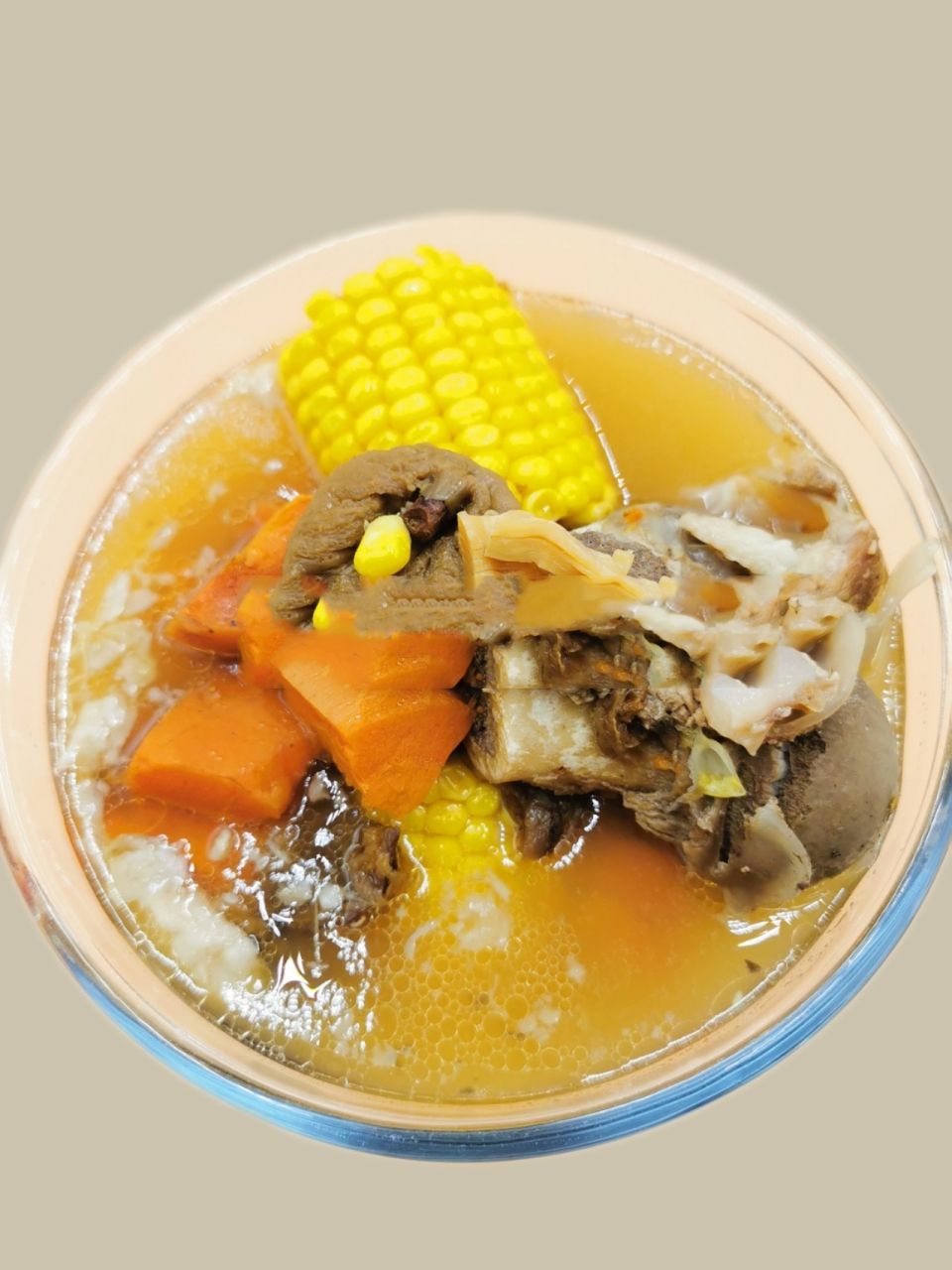 传统粤菜煲汤之胡萝卜玉米猪骨汤!