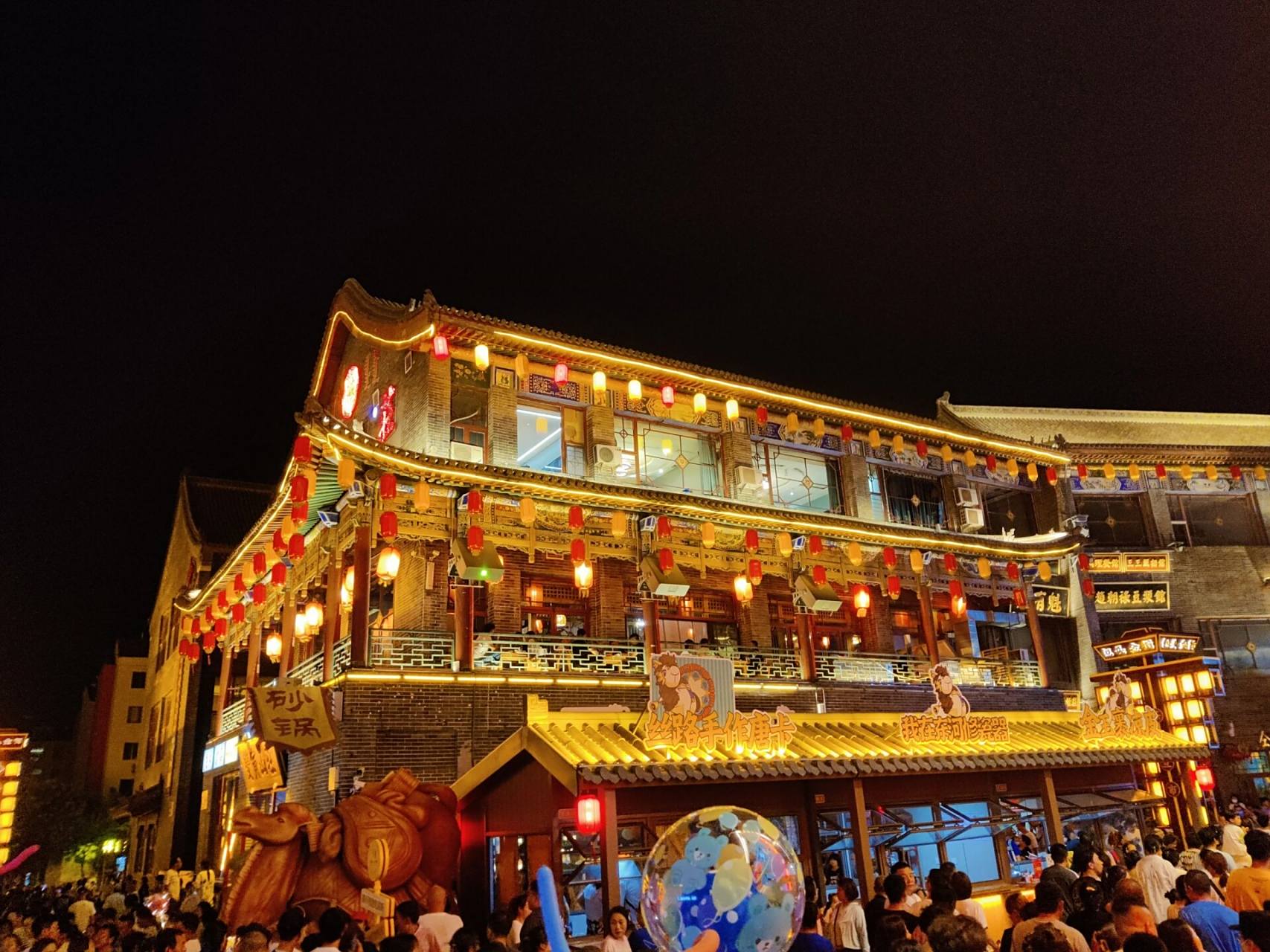 包头金街夜景   可能昆区待久了,还是喜欢昆区横平竖直的路 东河人也