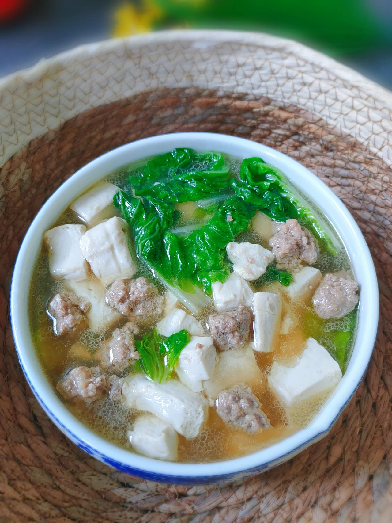 青菜豆腐肉丸汤,素素的很好喝 	 食材:瘦肉1小块,青菜1个,嫩豆腐1块