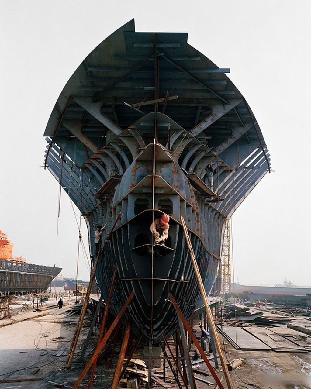 摄影作品《造船厂》,2005年  浙江省七里港11号船厂