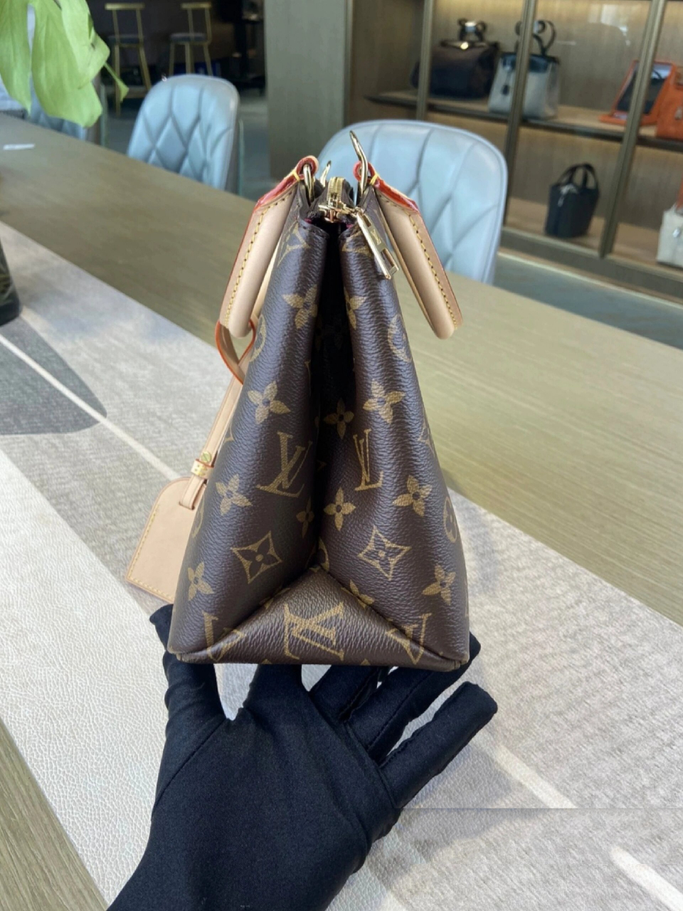 今日收包 |10000 收到一只lv老花蒙田新款 今天下午在一位化妆师小姐