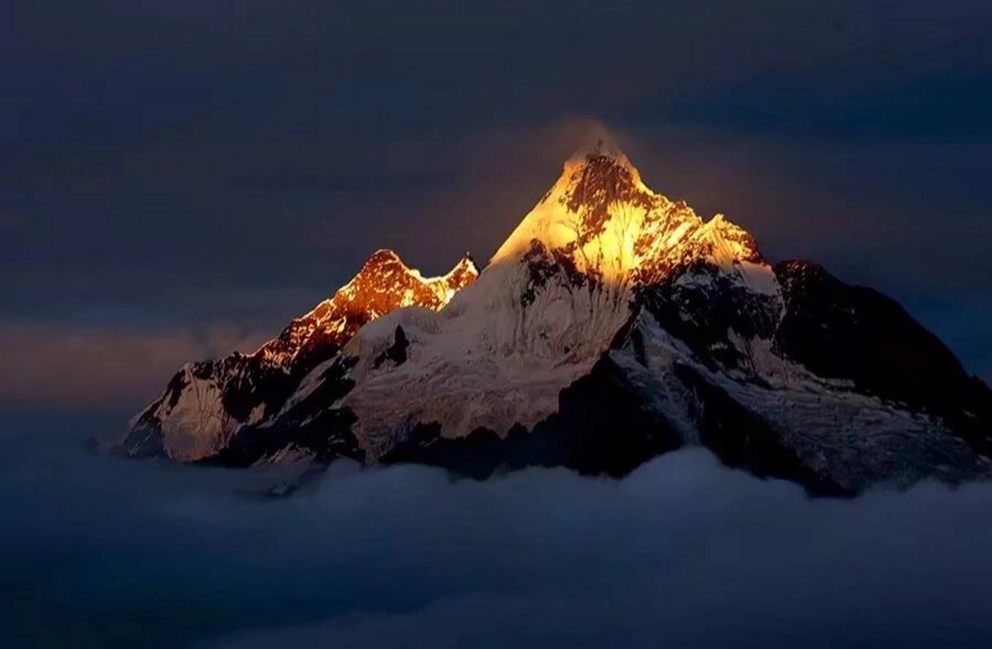 梅里雪山,美得窒息,云雾缭绕,天与山相接 日照金顶,梅里雪山的山顶