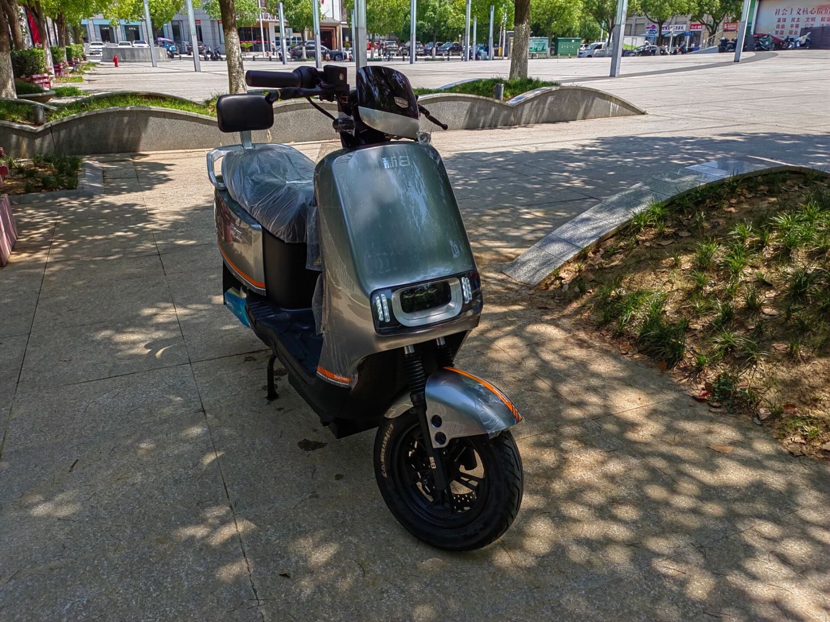 能跑100公里的电动车新日df3 在南京,现在都可以租电动车了,这款是