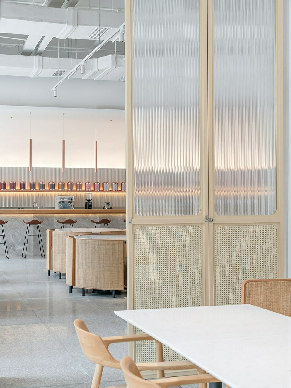 清新简约的风格,茶餐厅装修设计案例分享 该茶餐厅位于一个商业综合体