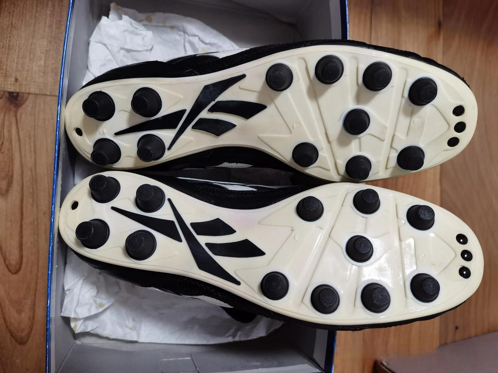 相信在大部分球迷记忆中,最经典的reebok足球鞋,应该是下面这双,1998