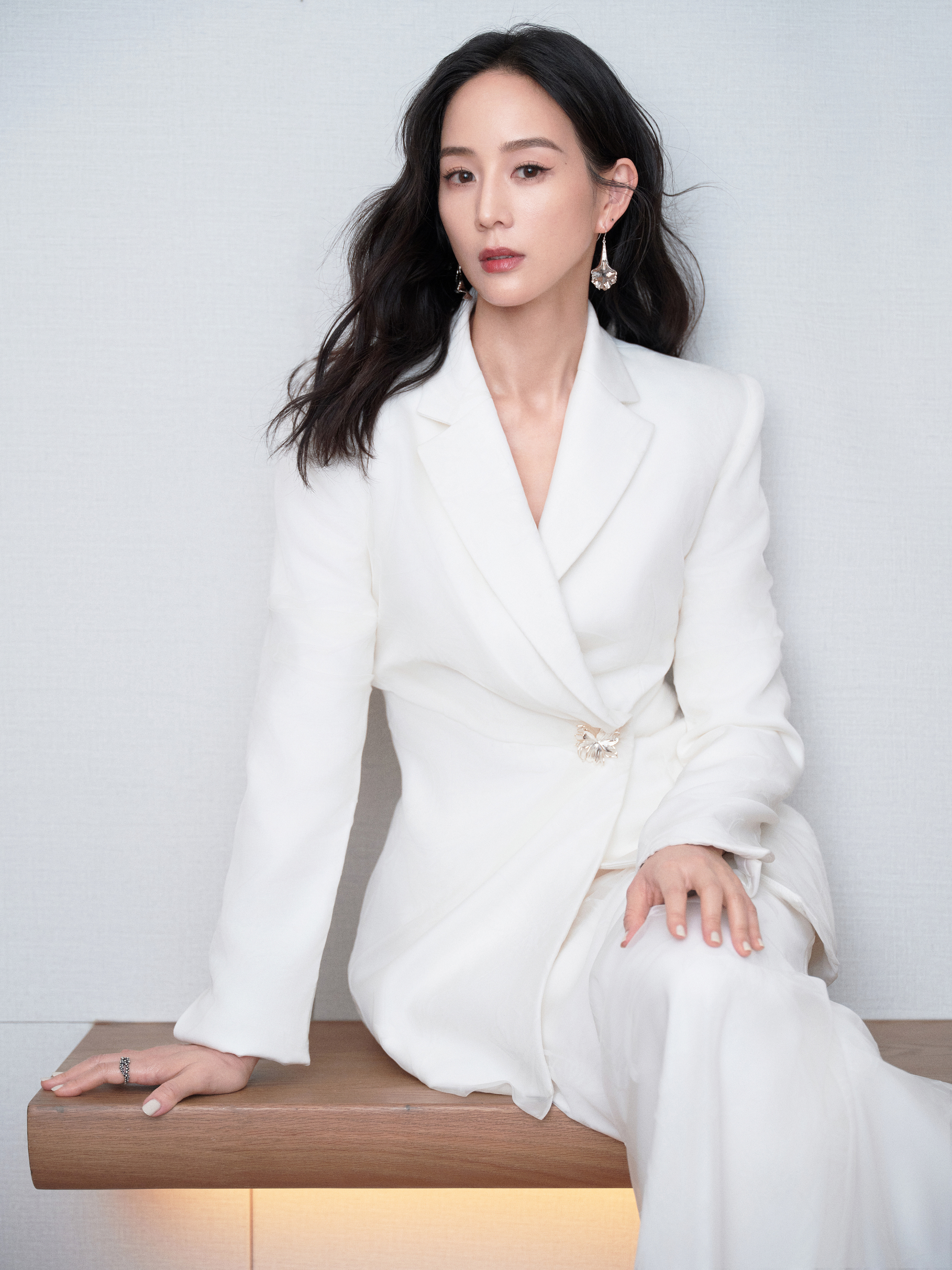 西装鱼尾,抬眸间,是力量与温柔并存 今晚与麦吉丽护肤代言人張鈞甯 一