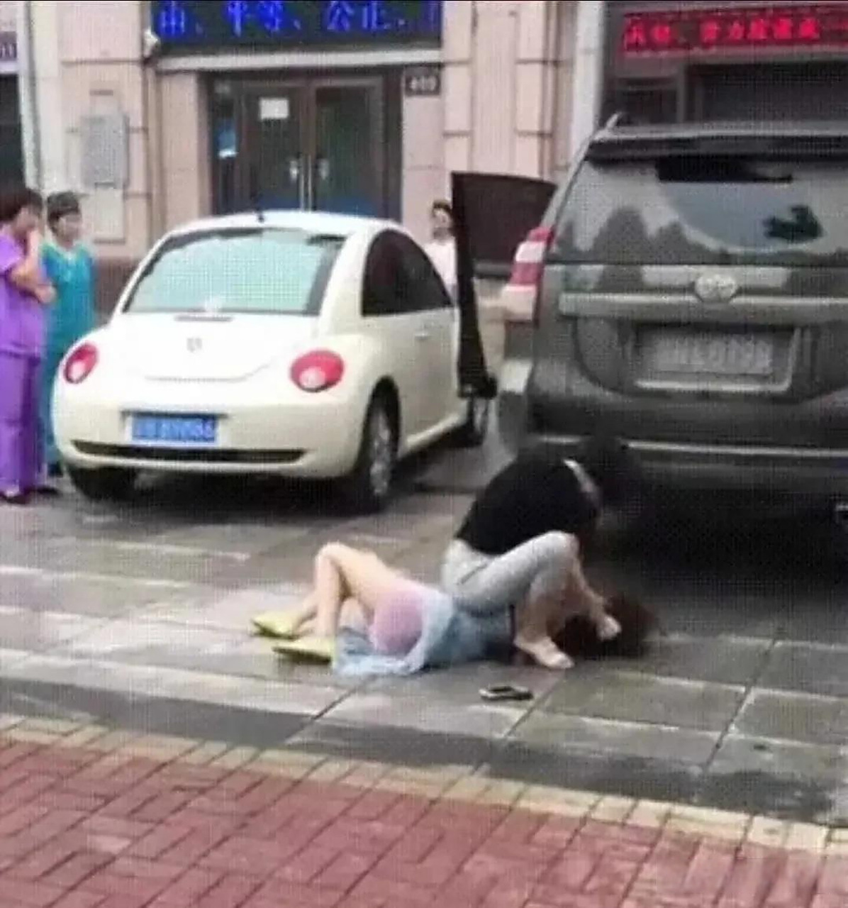 "  个人观点:小三固然可恨,可无论是打人还是互殴,都已经触