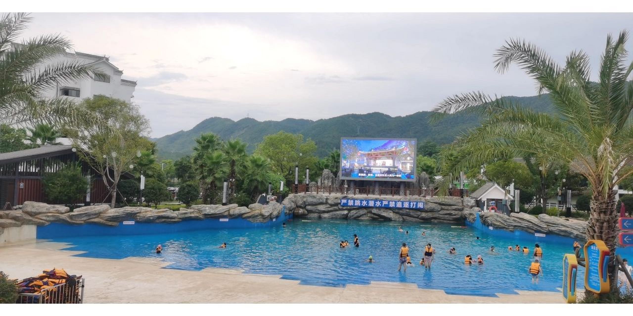 赣州上犹天沐温泉 门票68元一人,超过一米二身高的宝宝就买门票.