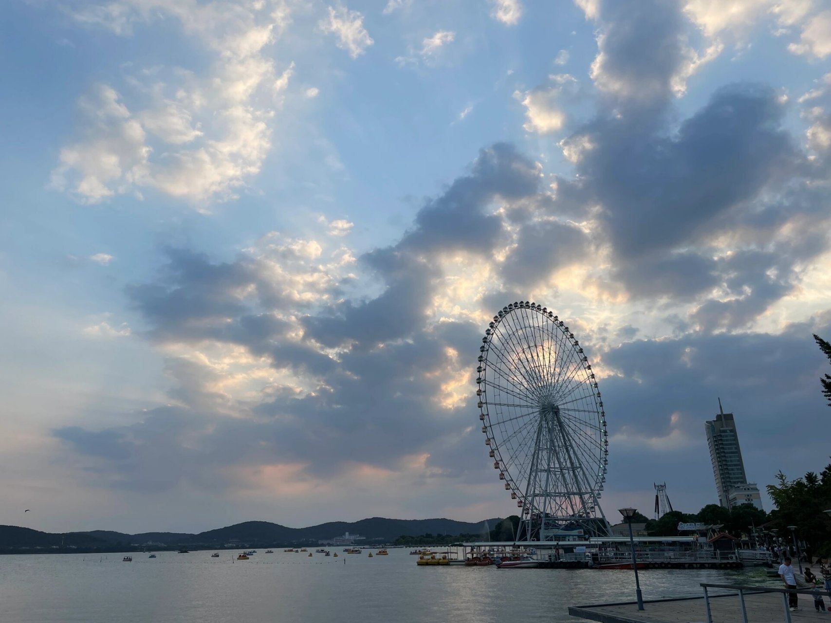摩天轮观景99·蠡湖大桥公园 摩天轮坐落在了很适合的位置 观赏美丽