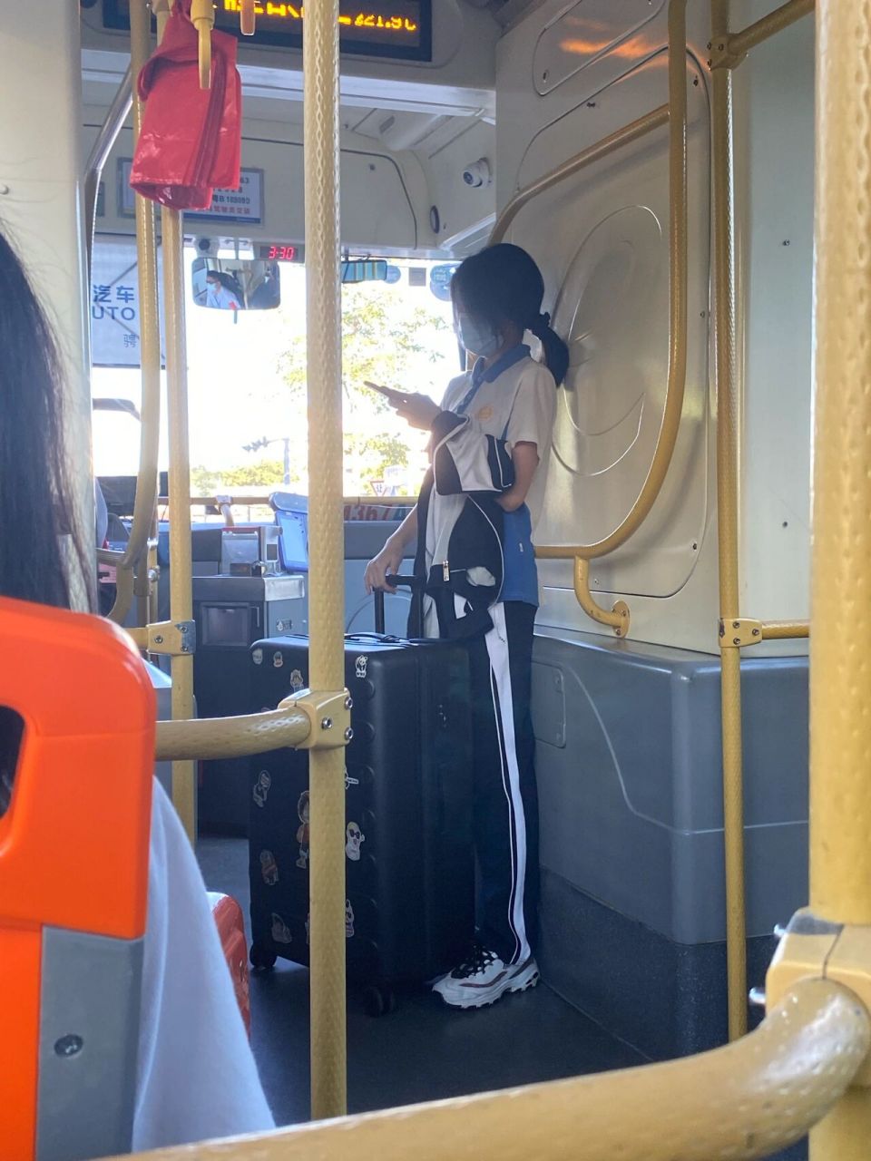 深圳校服 yyds 高中生在发光78 在车上看到突然就很怀念觉得很好看