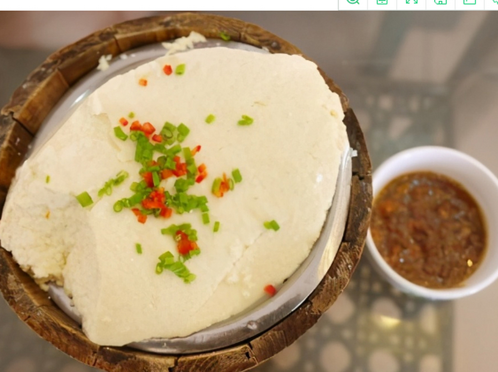 青龙水豆腐含水量丰富,豆香味浓郁,口感细腻,且营养丰富,是一道老少